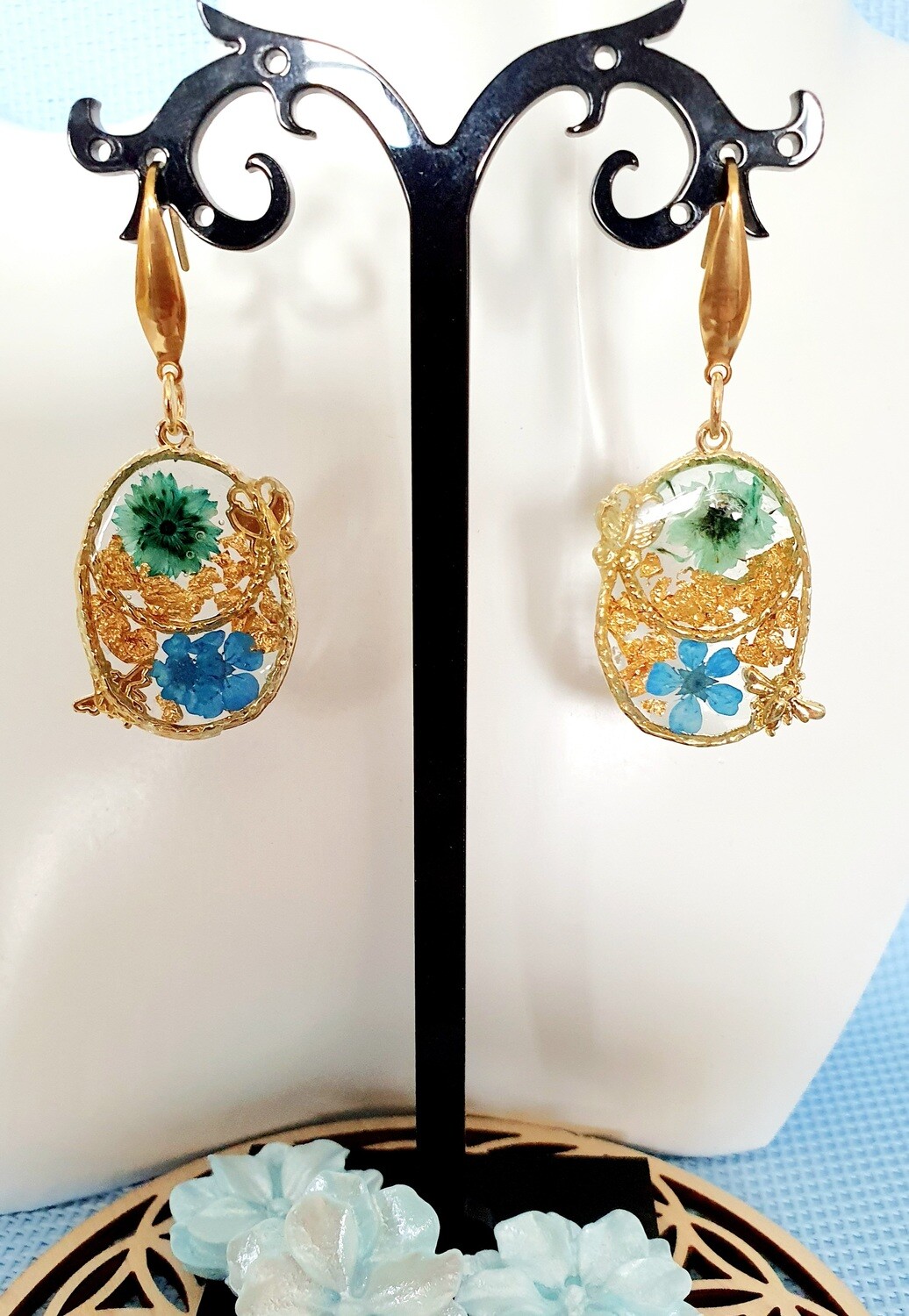 🦋 Bucoliques 🦋 Très jolies boucles d&#39;oreilles dorées. Résine et véritables petites fleurs sechées bleues. Création artisanale. Exemplaire unique.