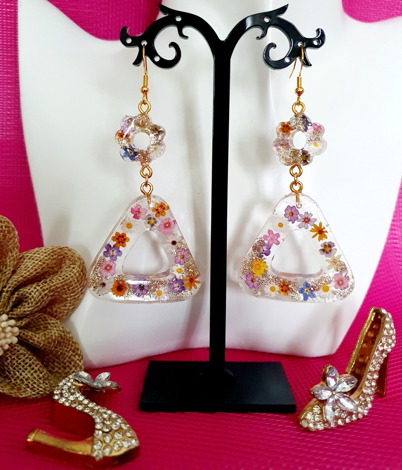 💐 Poétiques 💐 Très jolies boucles d&#39;oreilles triangles en résine transparente et petites fleurs multicolores. Création artisanale. Modèle unique.