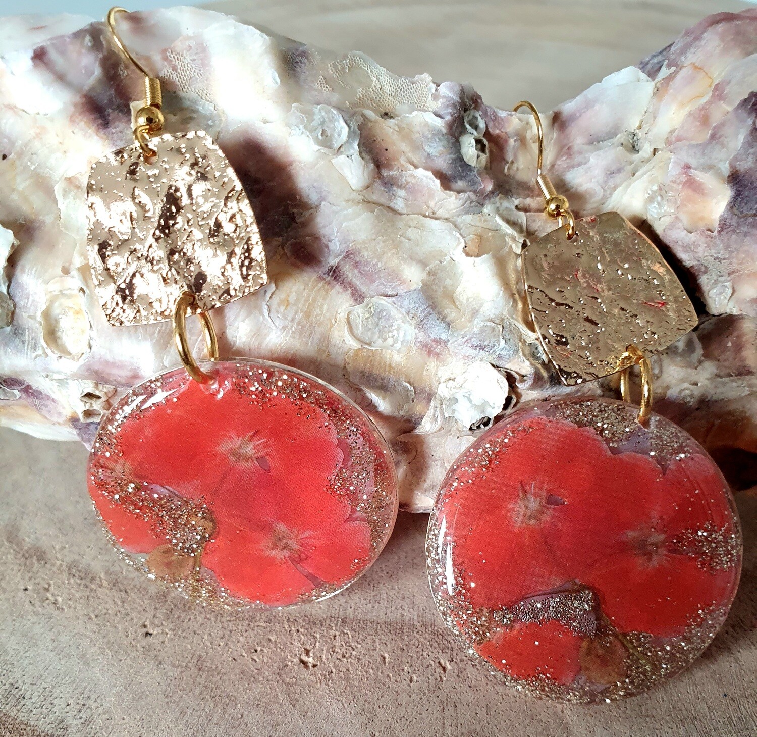🌺 Florales 🌺 Très belles boucles d&#39;oreilles fleurs rouges et poudre d&#39;or. Création artisanale. Modèle unique.