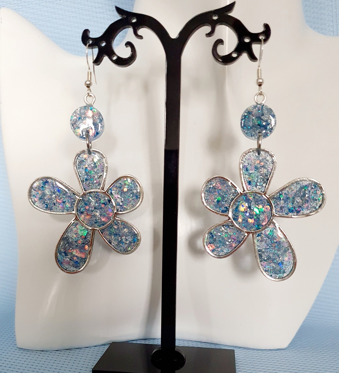 💖 Très jolies boucles d&#39;oreilles fleurs 🌸 🌸 Paillettes holographiques bleues. Création artisanale. Modèle unique.
