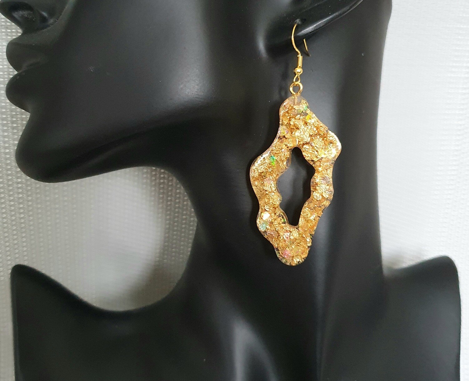 🌞 Scintillantes 🌞 Boucles d&#39;oreilles en résine transparente et feuilles d&#39;or froissées. Création artisanale. Modèle unique.