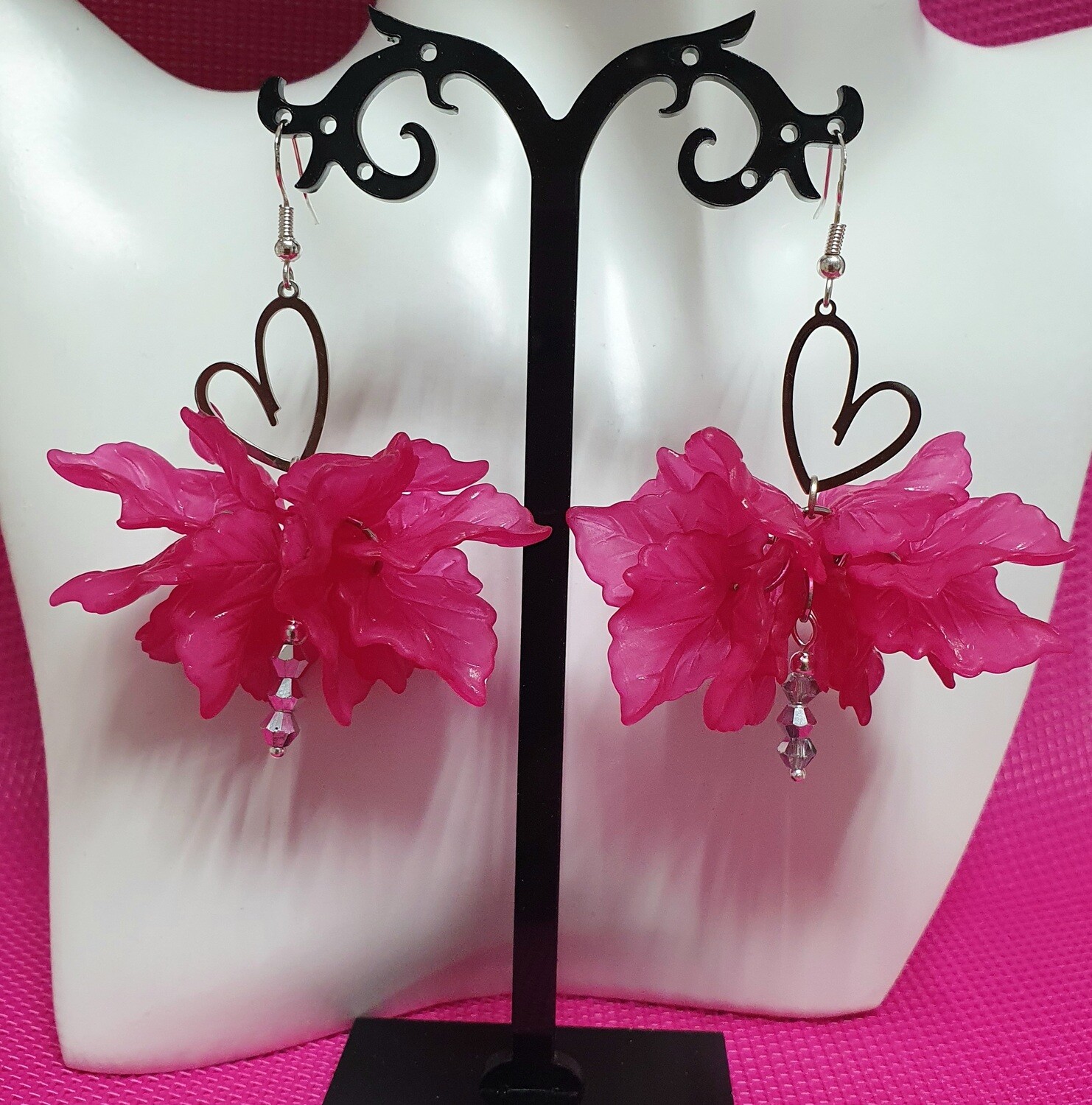 🌺 Romantiques 🌺 Colorées et ultra féminines. Boucles d&#39;oreilles pétales en acrylique givré, fuchsia. Création artisanale. Modèle unique.