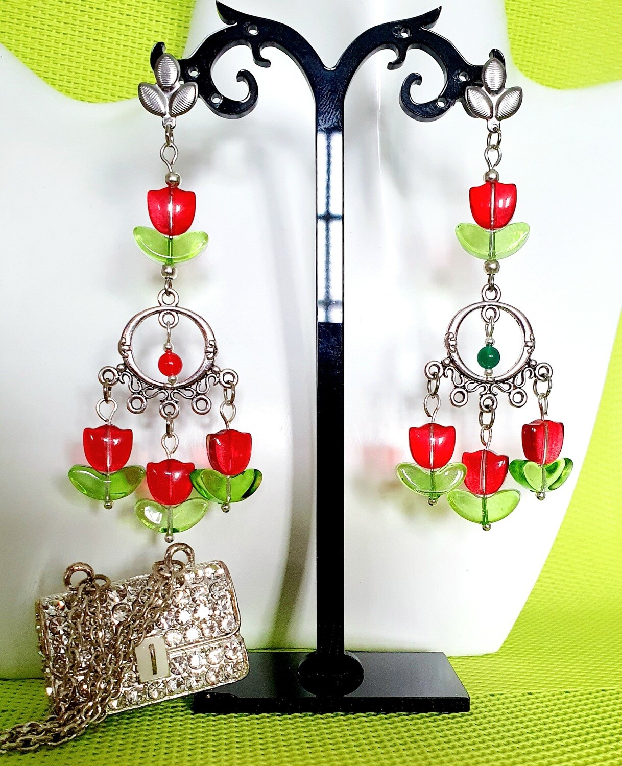 🌷 Tulipes 🌷 Printanières et colorées. Ravissantes boucles d&#39;oreilles argentées. Petites Tulipes rouges. Création artisanale. Modèle unique.