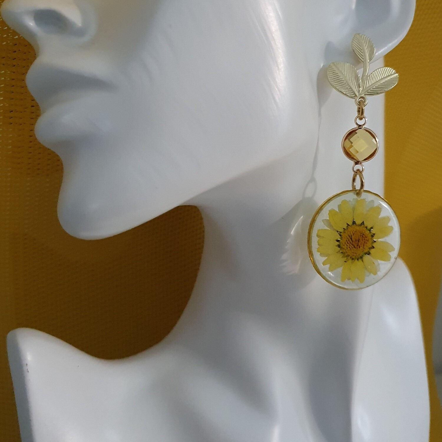 🌼 Bohême chic 🌼 Élégantes et rafinées. Boucles d&#39;oreilles dorées. Résine transparente et inclusion de véritables fleurs séchées. Création artisanale. Exemplaire unique.