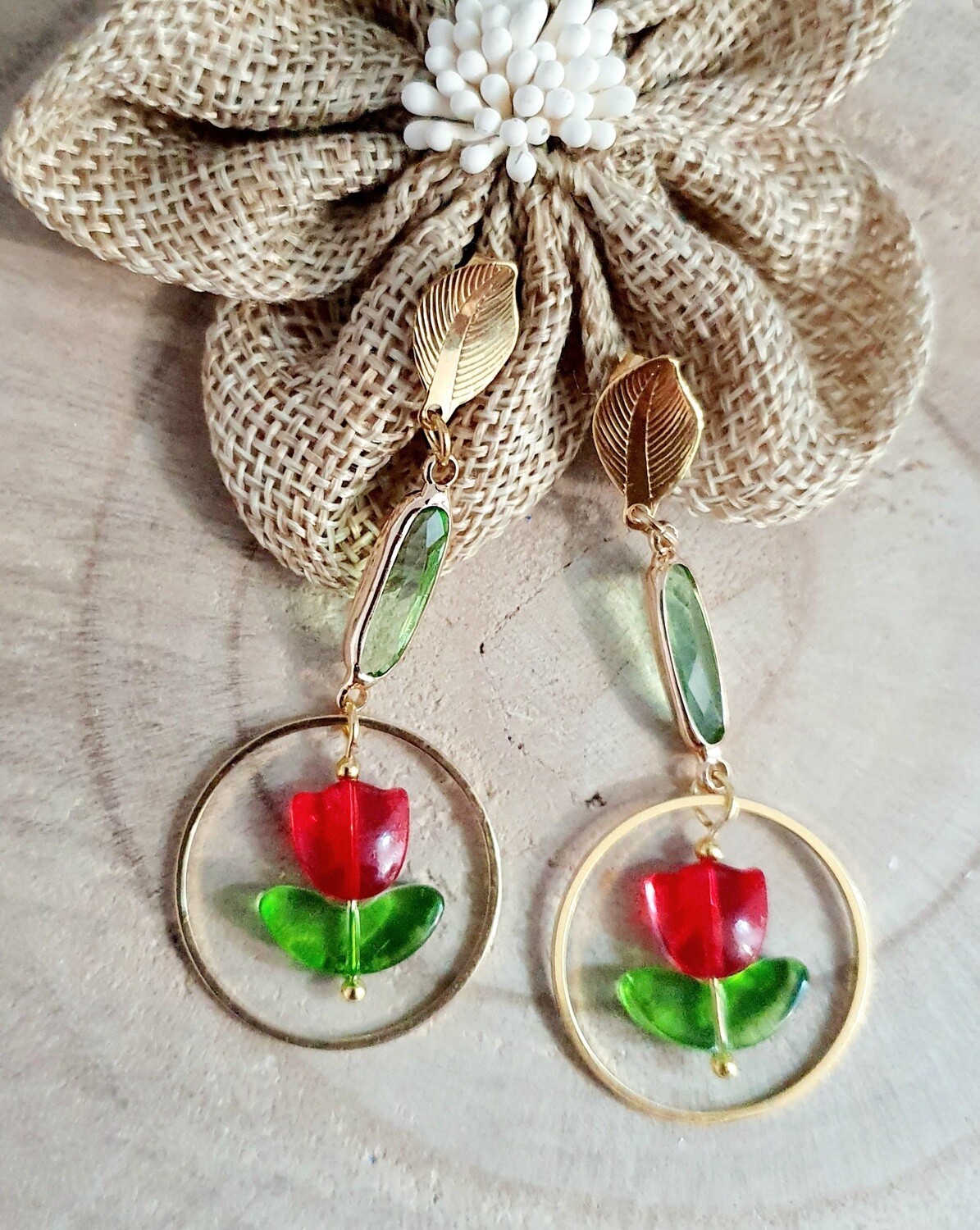 🌷 Printanières 🌷 Délicates et originales. Boucles d&#39;oreilles dorées. Petites tulipes rouges et cristal vert. Création artisanale. Exemplaire unique 🌷🌷