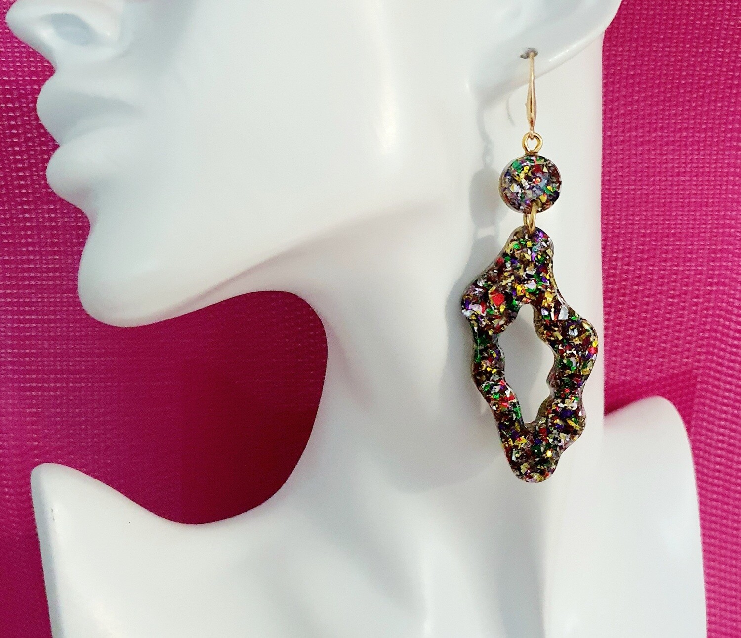 🌈 Multicolores 🌈 Très jolies boucles d&#39;oreilles ovales baroques en résine transparente et paillettes froissées multicolores. Création artisanale. Modèle unique.