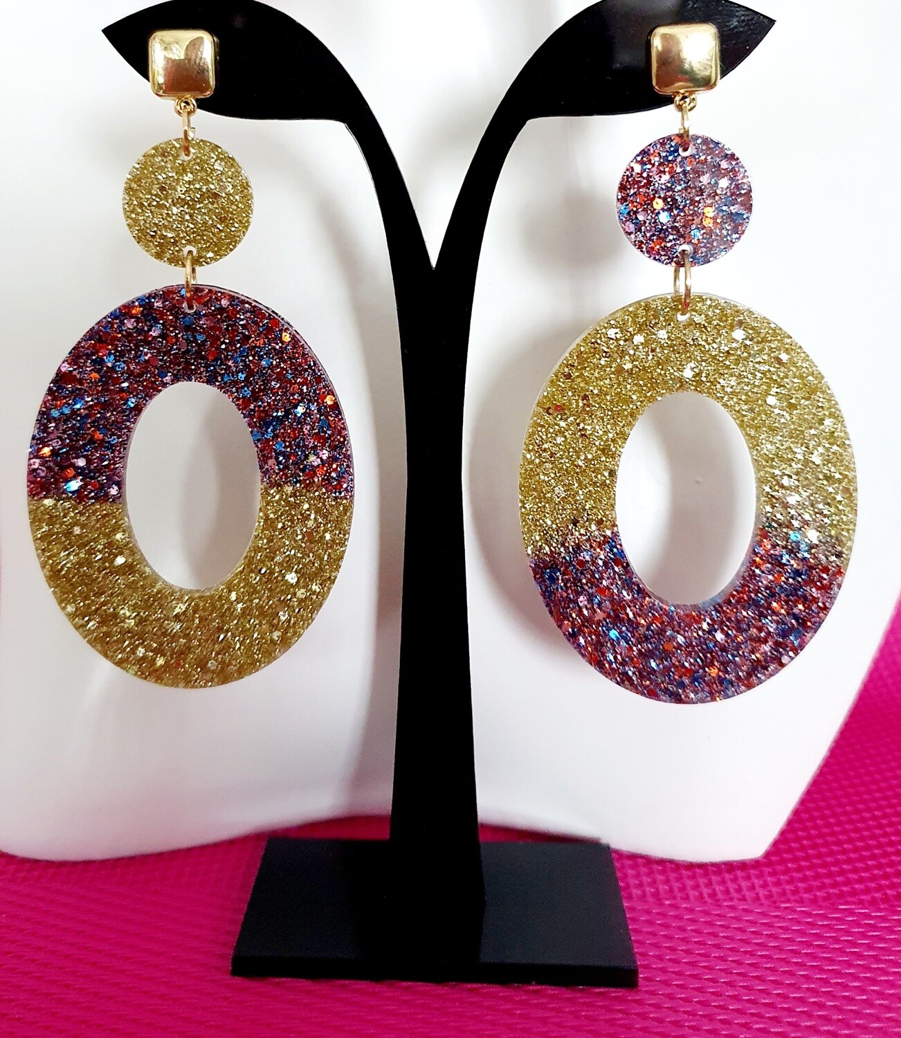 💜 Scintillantes et ultra féminines 💄Grandes boucles d&#39;oreilles ovales en résine transparente et paillettes Or/Cassis. Création artisanale. Exemplaire unique.