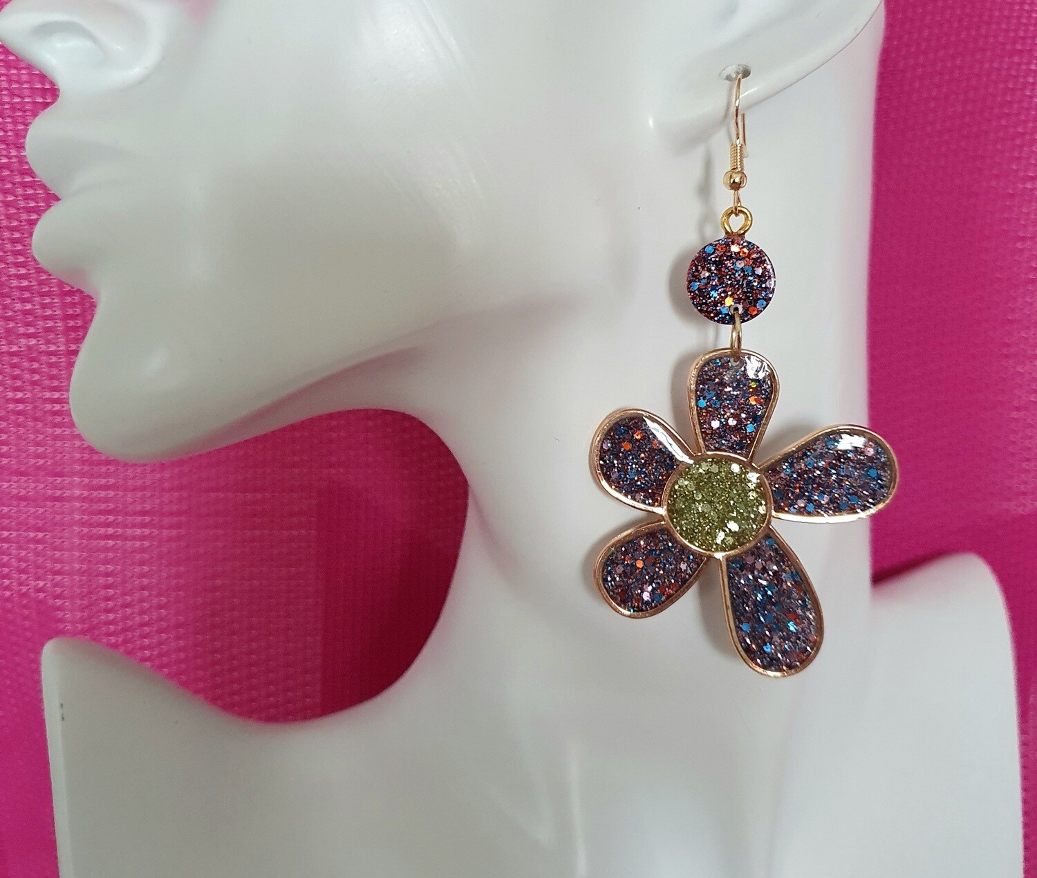🌸 Très jolies boucles d&#39;oreilles Fleurs  dorées. Résine transparente et paillettes Or/Cassis. Création artisanale. Exemplaire unique 🌸