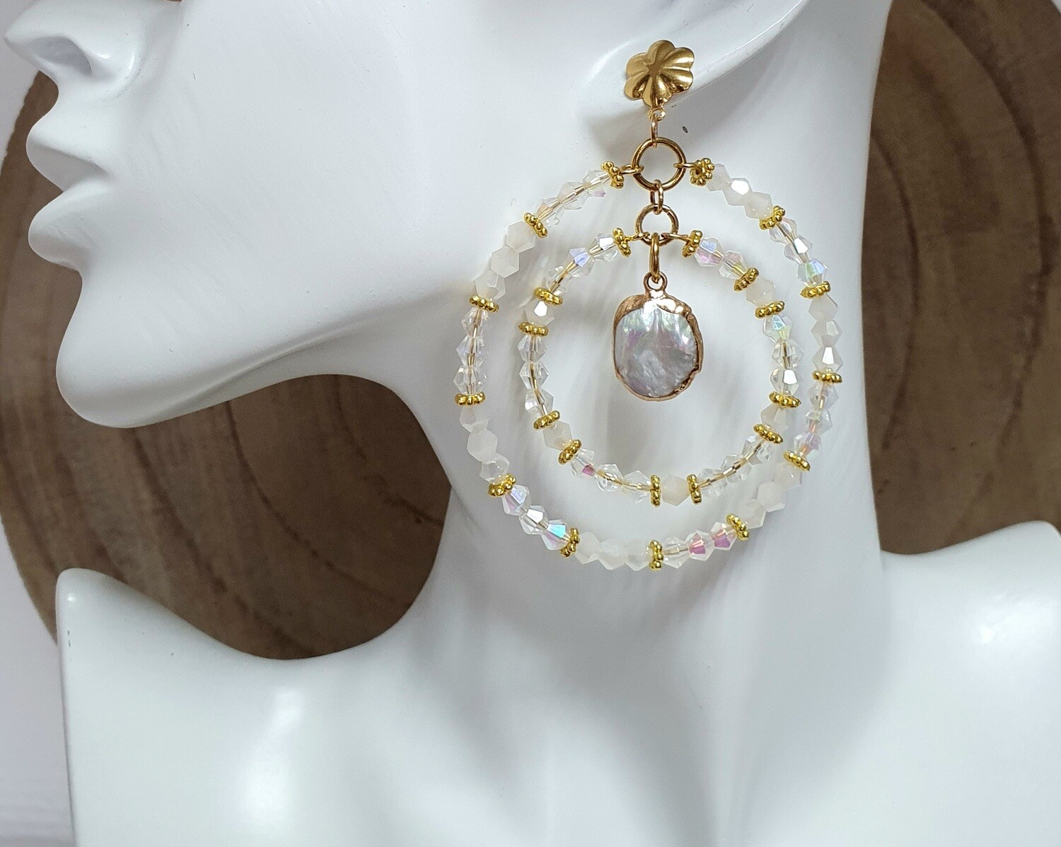 💖 Collection &quot;Mes belles géantes&quot;💖
Superbes doubles créoles diam.5,5cm et 3,5cm. ornées de perles toupies en cristal blanc et transparent. Pendentifs en nacre. Création artisanale. Modèle unique.