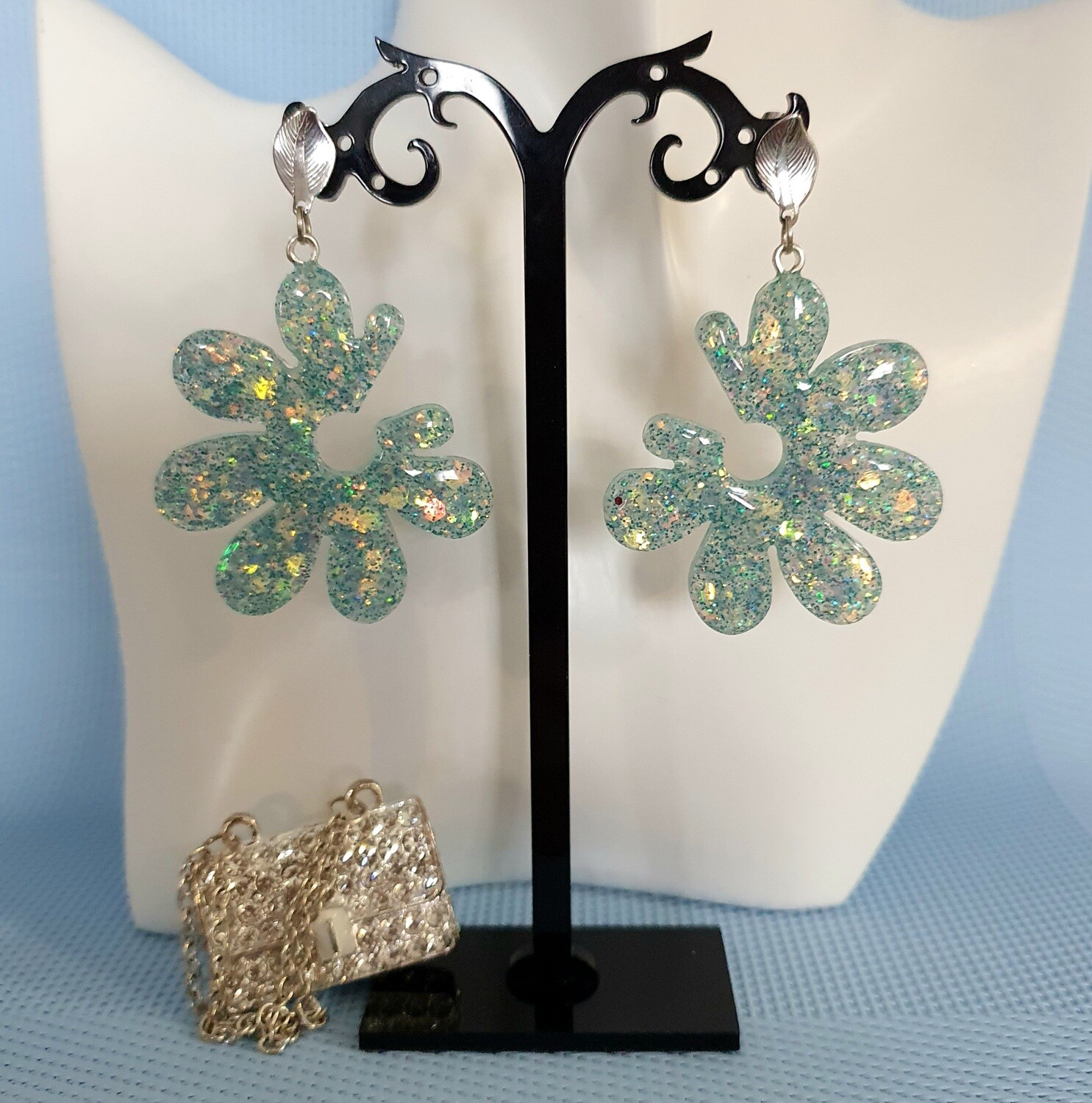 🌸 Florales 🌸 Très jolies boucles d&#39;oreilles fleurs ouvertes en résine transparente et paillettes holographiques bleues. Création artisanale. Modèle unique
