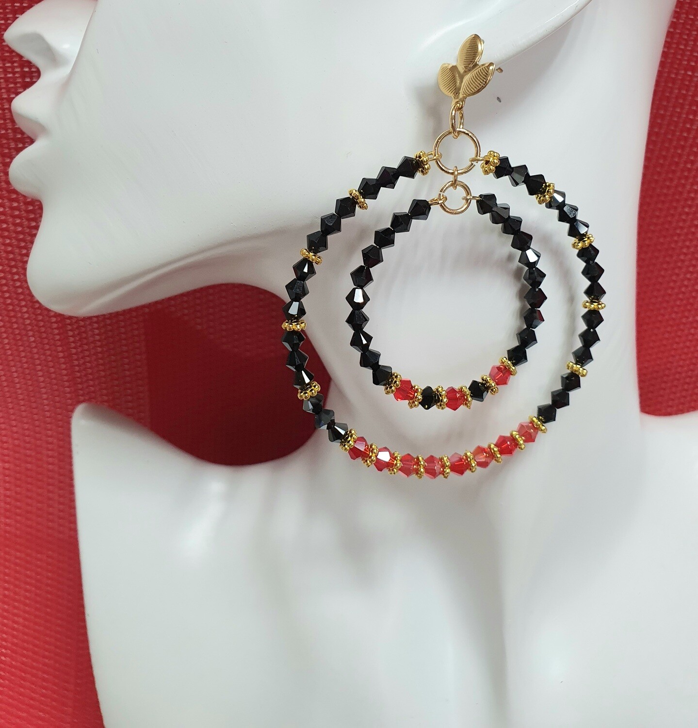 ❤🖤 Collection &quot;Mes belles géantes&quot;
Élégance intemporelle du Rouge/Noir 🖤❤️ Sophistiquées et scintillantes doubles créoles géantes en cristal rouge et noir. Création artisanale. Exemplaire unique.