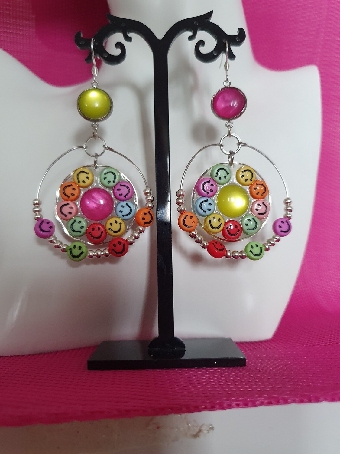 😊 Emoticones 😊 Originales et colorées. Créoles en résine transparente et inclusion de petits émoticones multicolores 🍭 Création artisanale. Exemplaire unique.