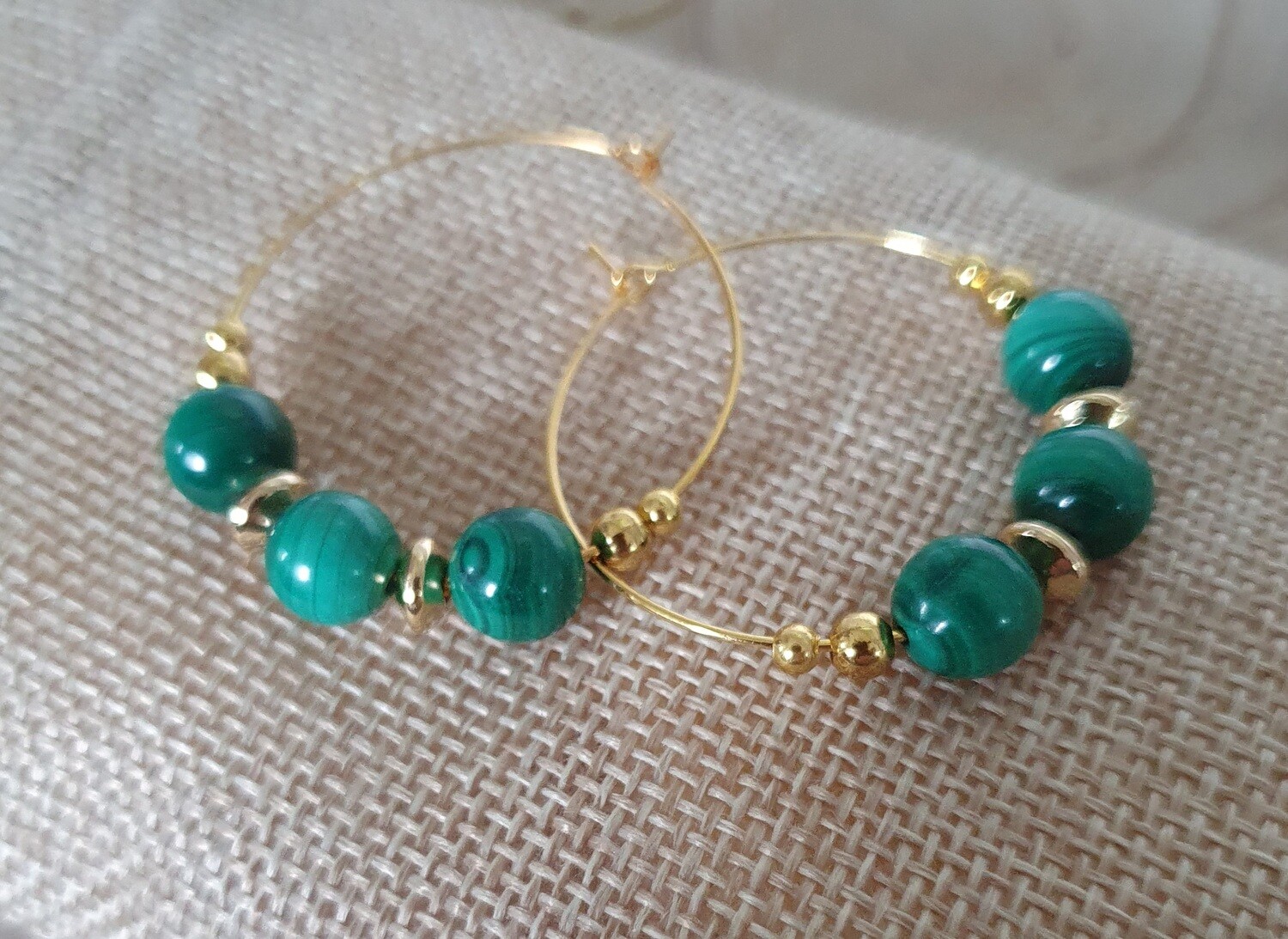 💚🙏 Malachite 🙏💚 PROTECTION/SÉRÉNITÉ/CONFIANCE EN SOI 
Créoles dorées. Perles en véritable Malachite de haute qualité. Création artisanale. Exemplaire unique.