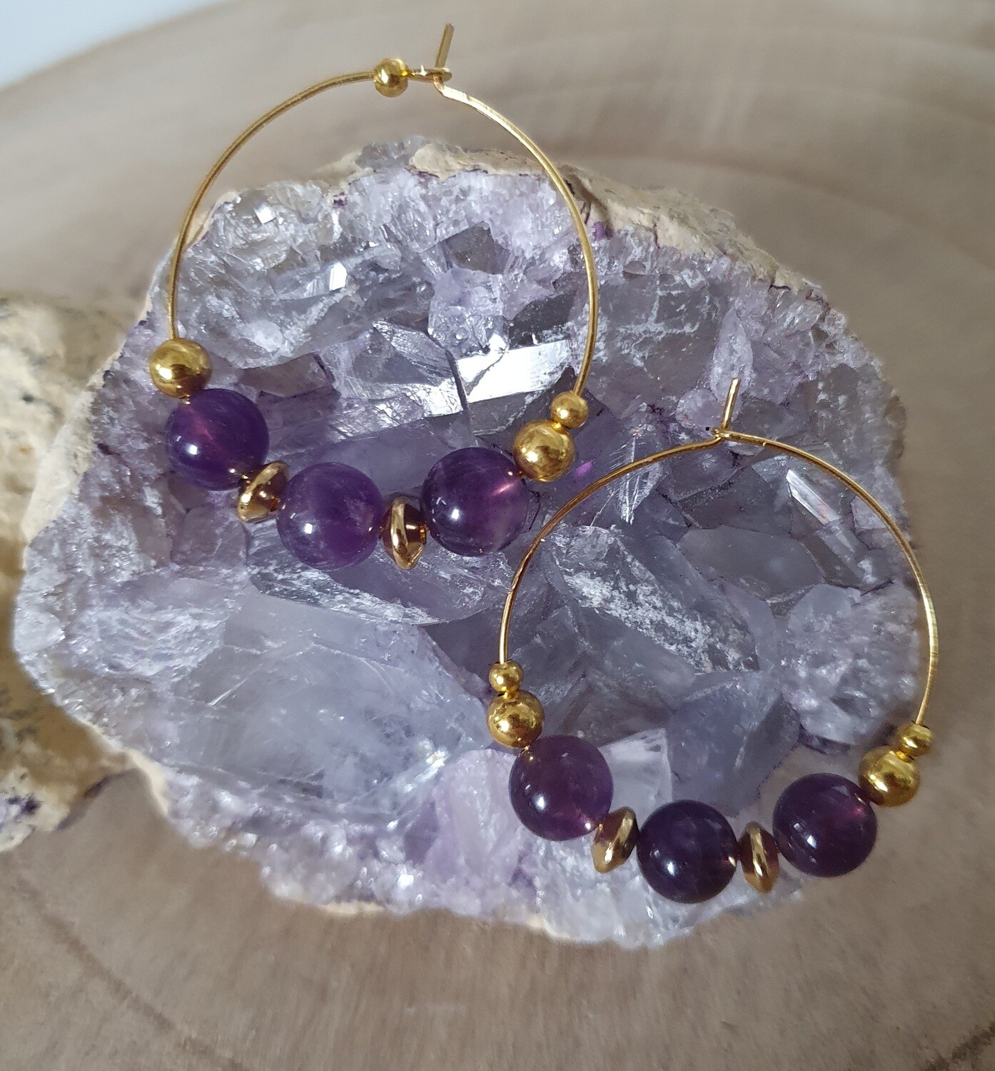 💜🙏 Améthyste 🙏💜 FORCE/SAGESSE/PROTECTION 
Créoles dorées. Perles en véritable Améthyste de haute qualité. Création artisanale. Exemplaire unique.