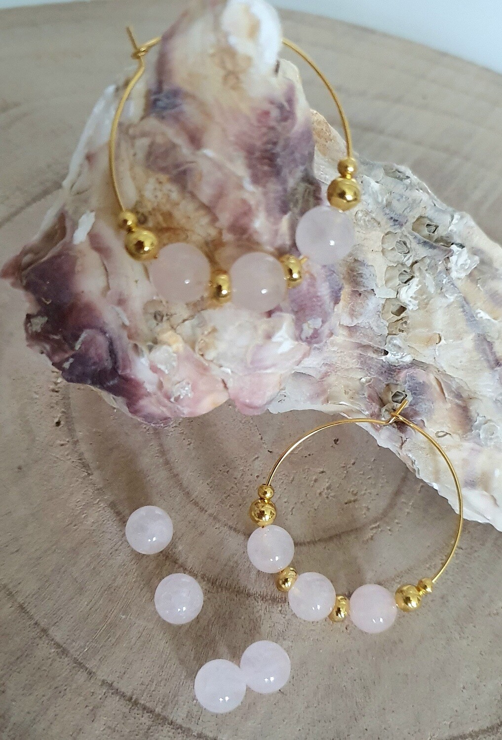🌸 Quartz Rose 🌸 FÉMINITÉ/AMOUR/PARDON
Créoles dorées. Perles en véritable Quartz Rose. Création artisanale. Exemplaire unique.