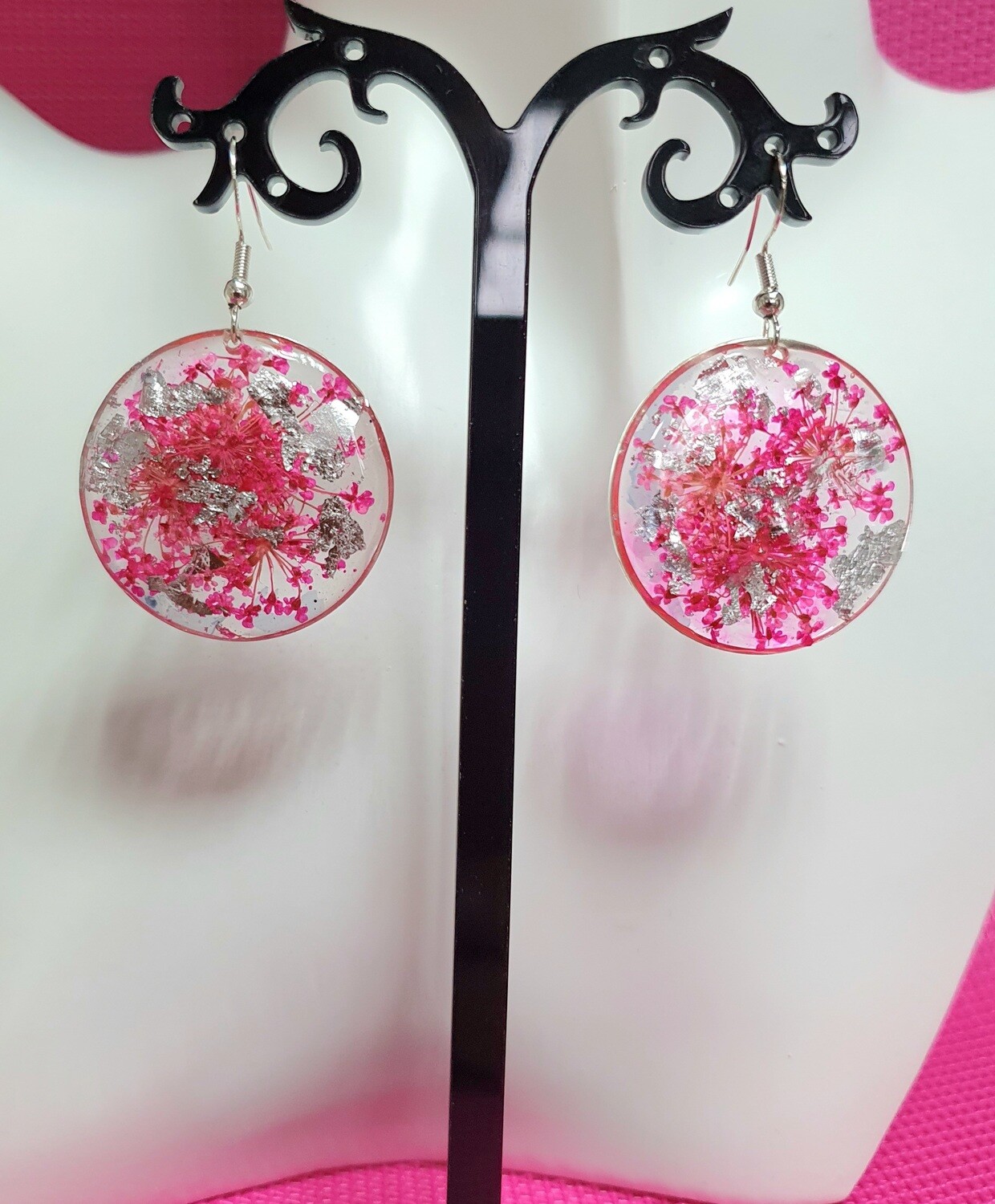 🌸 Bohême chic 🌸 Ravissantes boucles d&#39;oreilles argentées, rondes. Résine, fleurs séchées roses et feuilles d&#39;argent froissées. Création artisanale. Exemplaire unique.