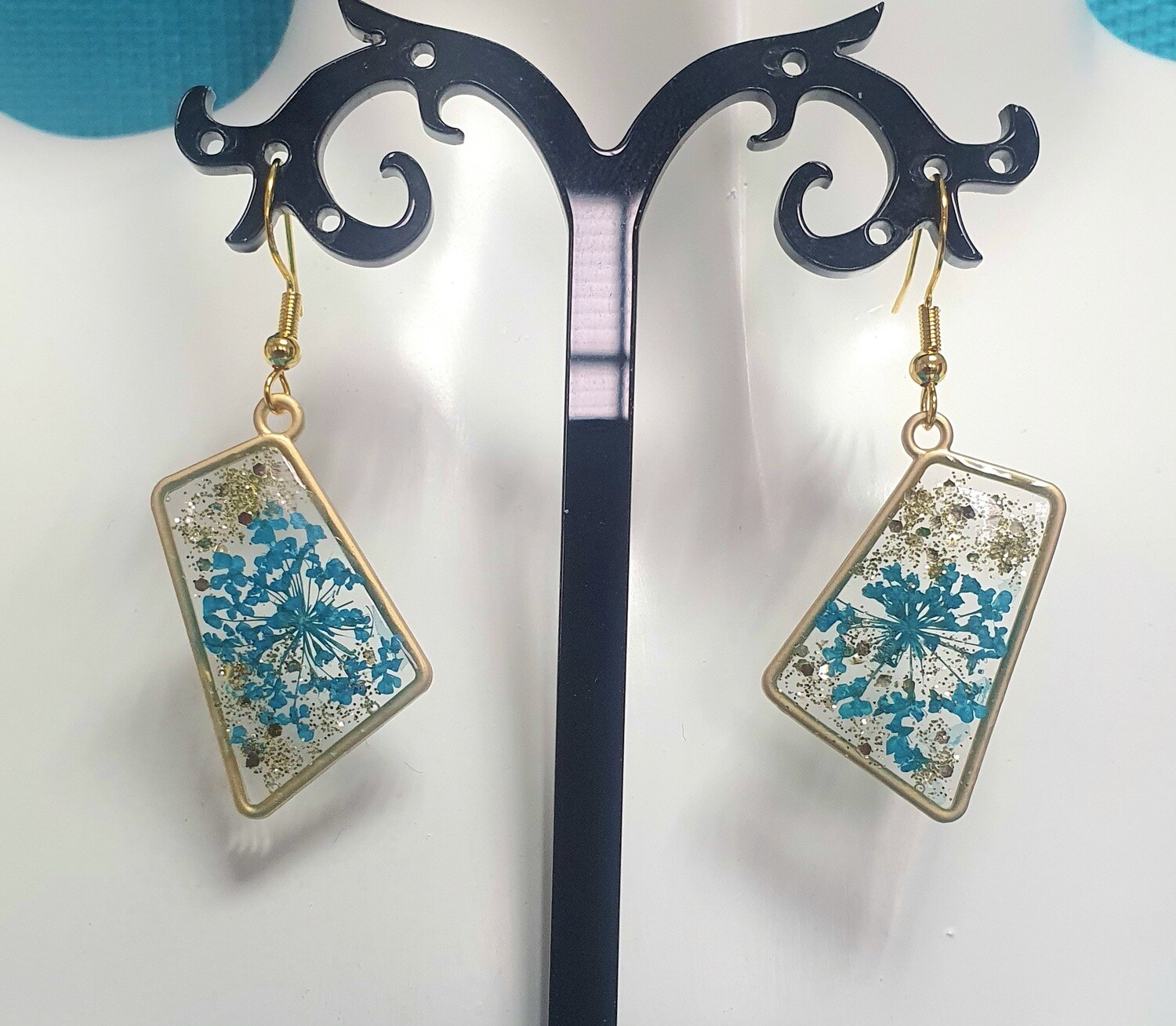 🐦 Printanières 🐦 Ravissantes boucles d&#39;oreilles dorées mates. Résine, petites fleurs séchées bleues et poudre d&#39;or. Création artisanale. Exemplaire unique.