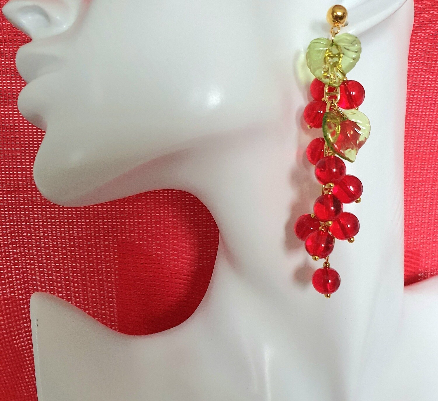 ❤ Gourmandes ❤️ Magnifiques boucles d&#39;oreilles grappes de groseilles rouges. Création artisanale. Exemplaire unique.