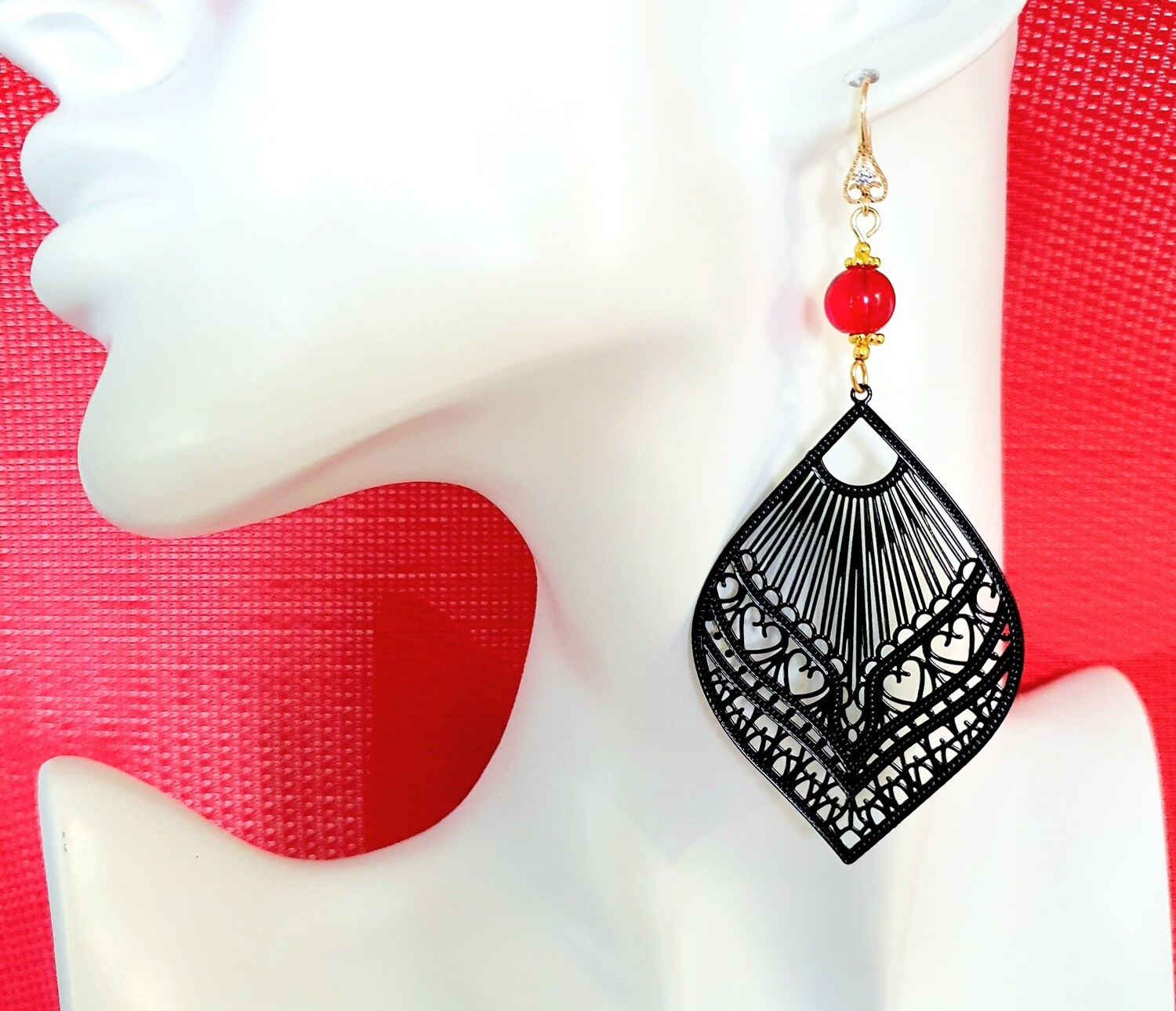 ❤🖤 Filigranes 🖤❤️ Élégantes et rafinées. Boucles d&#39;oreilles Filigranes noires et perle en verre rouge rubis. Création artisanale. Exemplaire unique.