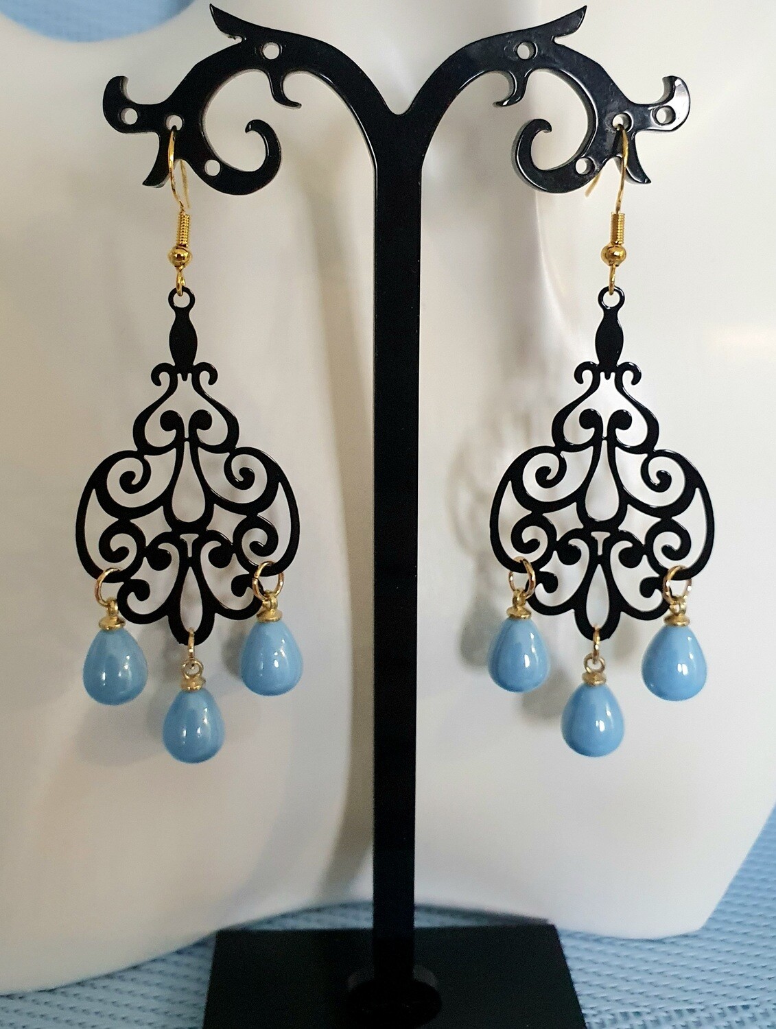 💙 Très jolies et très légères à porter. Boucles d&#39;oreilles Filigranes noires et gouttes bleues nacrées. Création artisanale. Exemplaire unique.