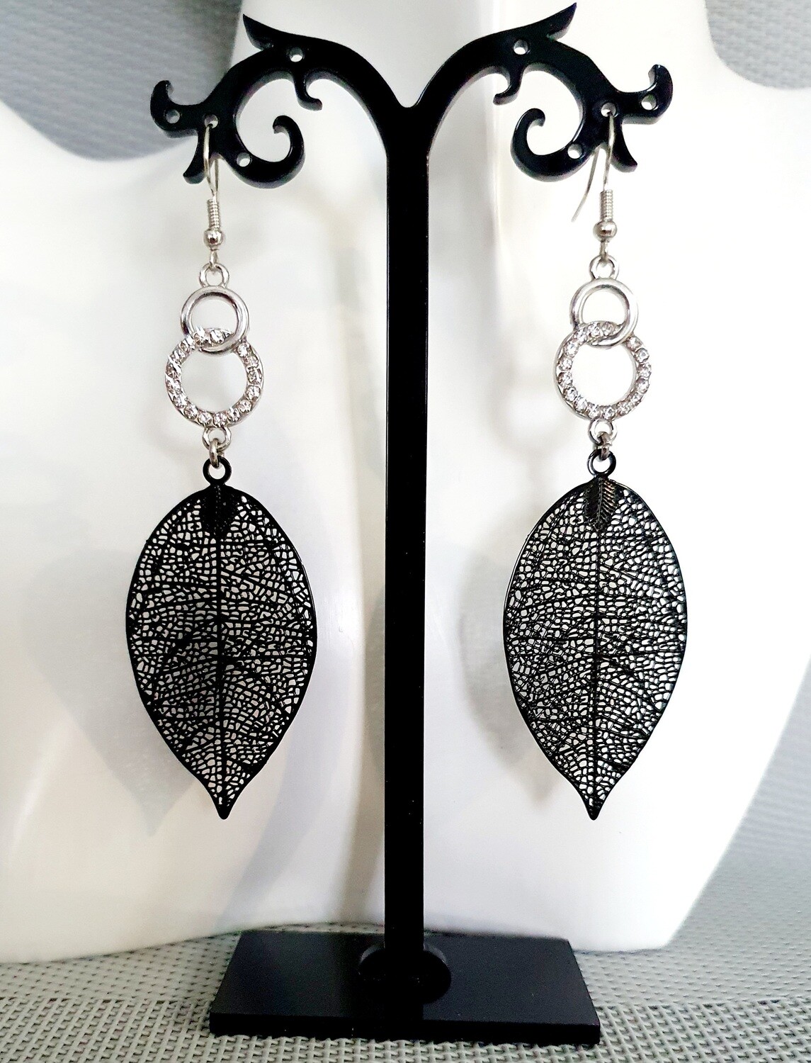 💙🖤 Élégantes et ultra légères à porter. Boucles d&#39;oreilles feuilles filigranes noires. Connecteurs cercles enlacés strassés. Création artisanale. Exemplaire unique 💙🖤