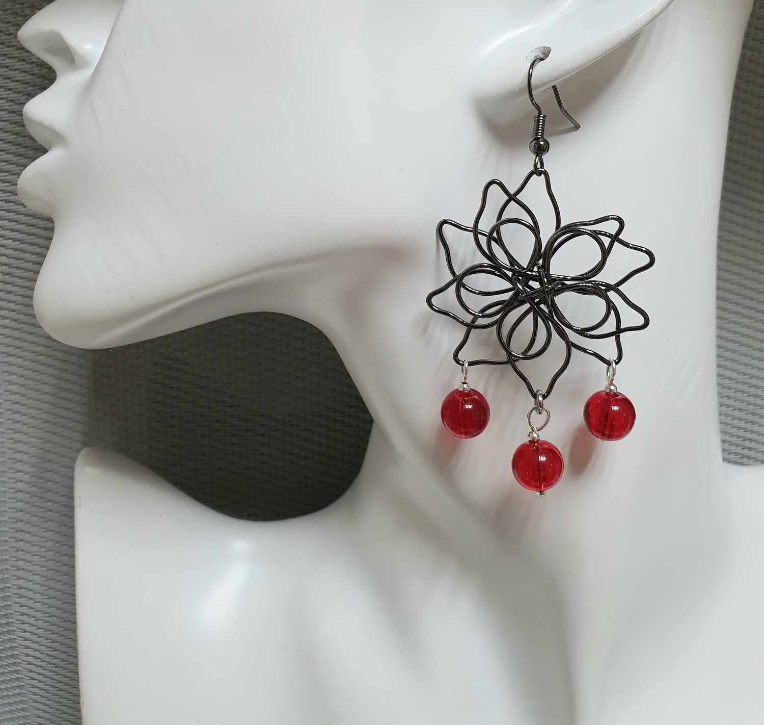 🌺 Fleurs et baies 🌺 Ravissantes boucles d&#39;oreilles fleurs et groseilles. Ultra féminines 💄 et très légères à porter. Création artisanale. Exemplaire unique.