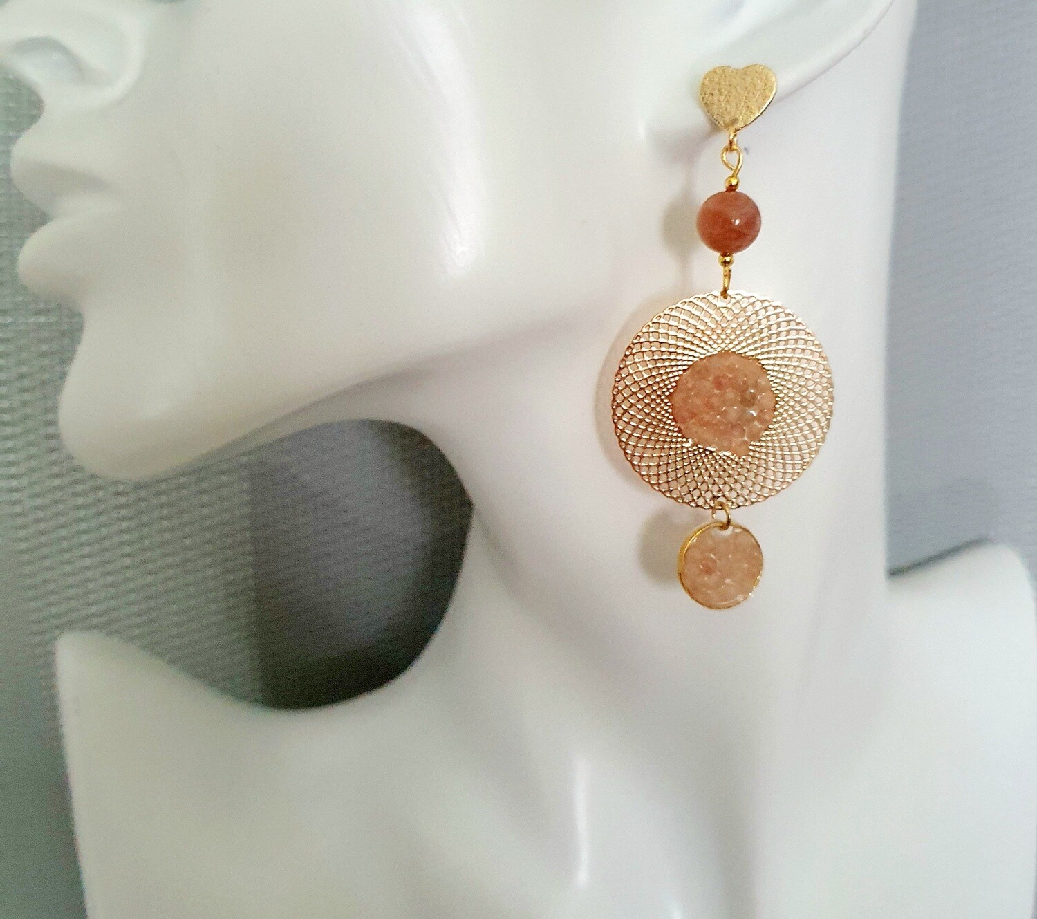 🌞 PIERRE DE SOLEIL 🌞
🙏FORCE/BONHEUR/ÉNERGIE 🙏
Superbes boucles d&#39;oreilles filigranes dorées. Perles en véritable Pierre de Soleil de haute qualité. Création artisanale. Exemplaire unique.