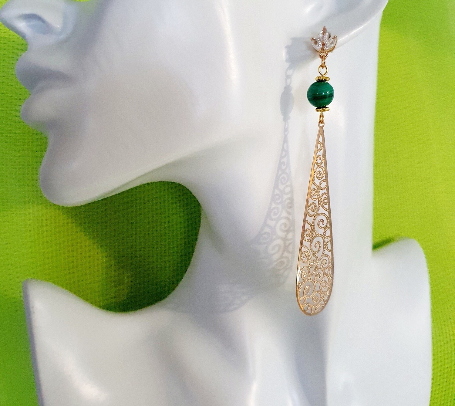 🙏💚 MALACHITE💚🙏PROTECTION/SÉRÉNITÉ/CONFIANCE EN SOI 🙏 Ultra féminines. Gouttes filigranes dorées. Perles en véritable Malachite de haute qualité. Création artisanale. Exemplaire unique.