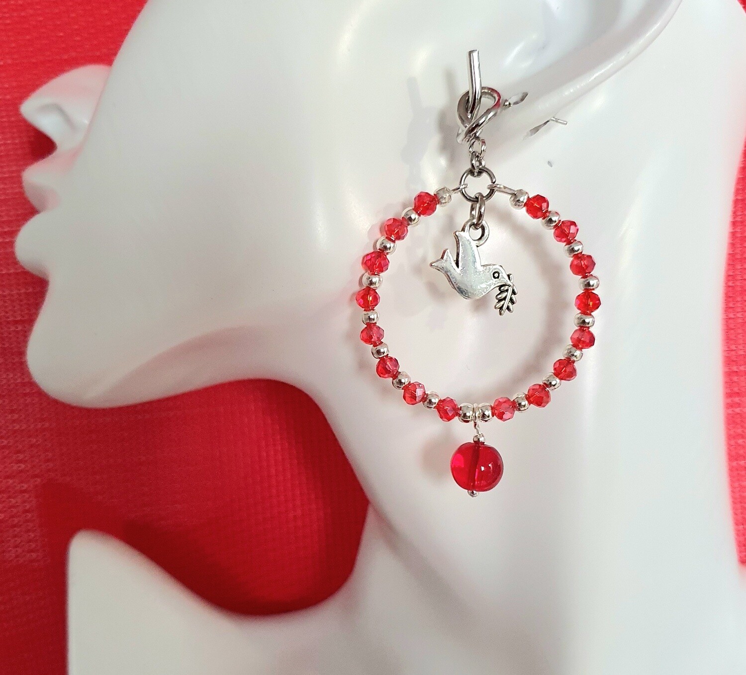 🕊 Colombes🕊 Très jolies créoles en acier. Perles rouges rubis. Création artisanale. Exemplaire unique.