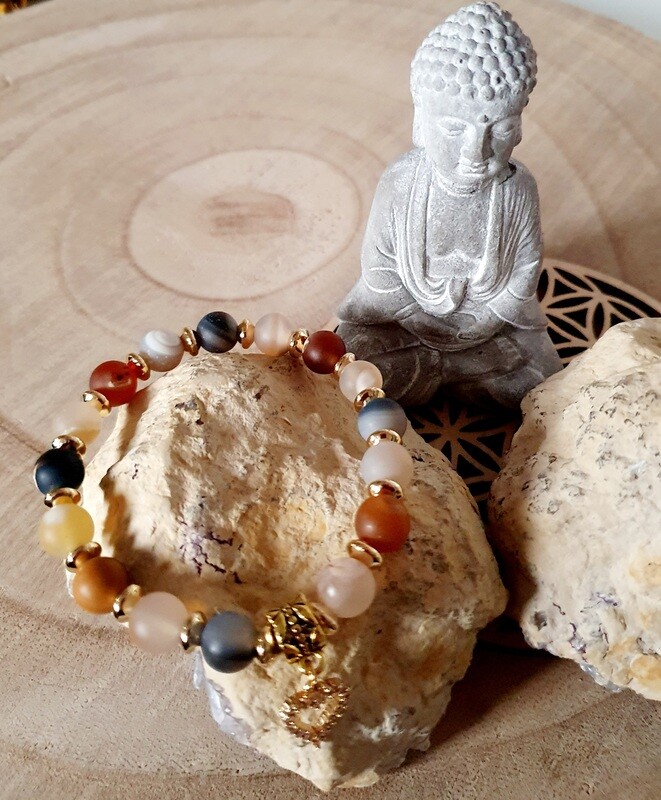 🙏 AGATE RAYÉE 🙏 RÉCONFORT/PROTECTION/MÉDITATION Bracelet extensible en véritable Agate rayée de haute qualité. Création artisanale. Exemplaire unique.