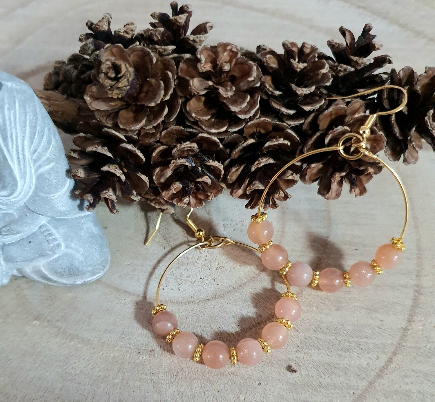 🌞 PIERRE DE SOLEIL 🌞 Créoles en acier doré inoxydable. Perles en véritable Pierre de Soleil. Création artisanale. Exemplaire unique.
