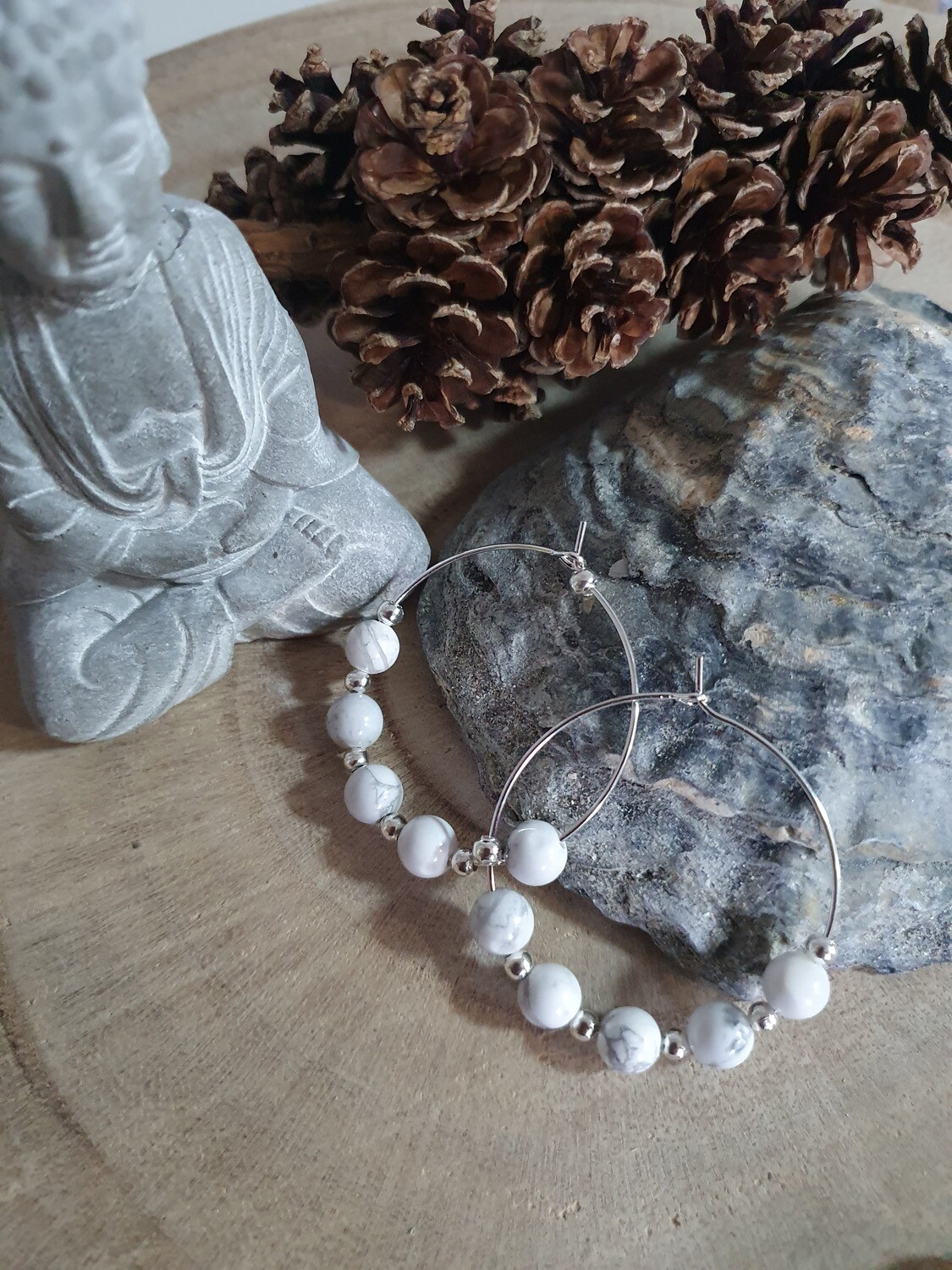 🙏 HOWLITE 🙏 Créoles en acier inoxydable. Perles en véritable Howlite. Création artisanale. Exemplaire unique.