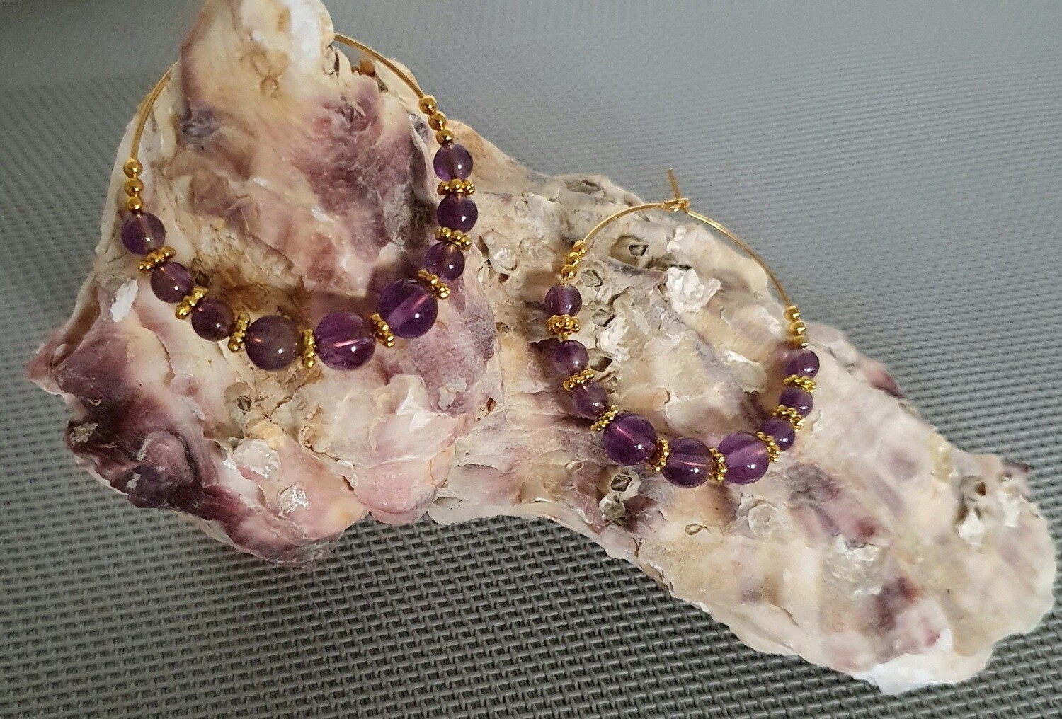 💜🙏 AMÉTHYSTE🙏 💜 Créoles en acier doré inoxydable. Perles en véritable Améthyste. Création artisanale. Exemplaire unique.