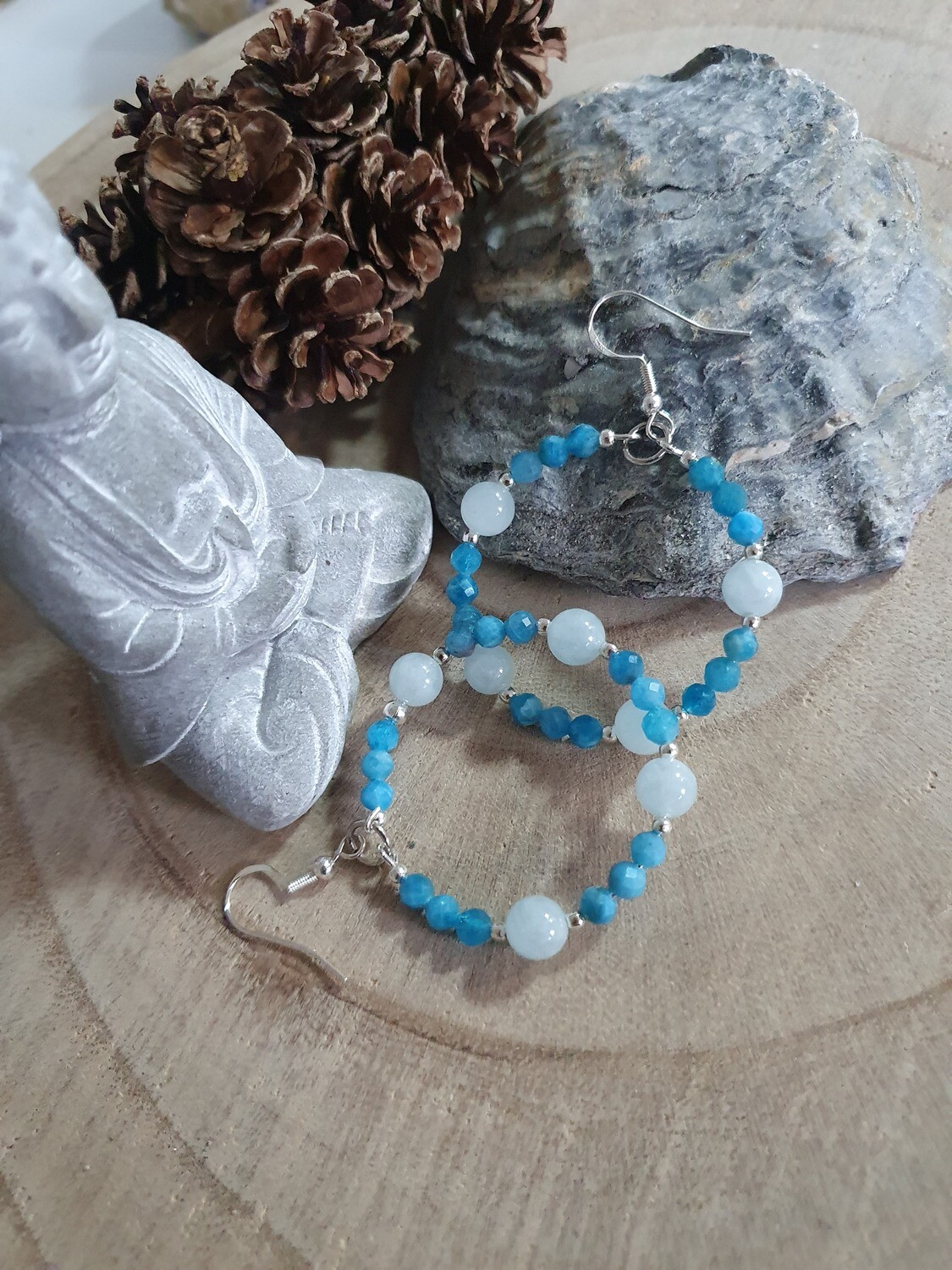 🙏 APATITE/AIGUE-MARINE 🙏 Créoles en acier inoxydable. Perles facettées en véritable Apatite et perles lisses en véritable Aigue-marine. Création artisanale. Exemplaire unique.