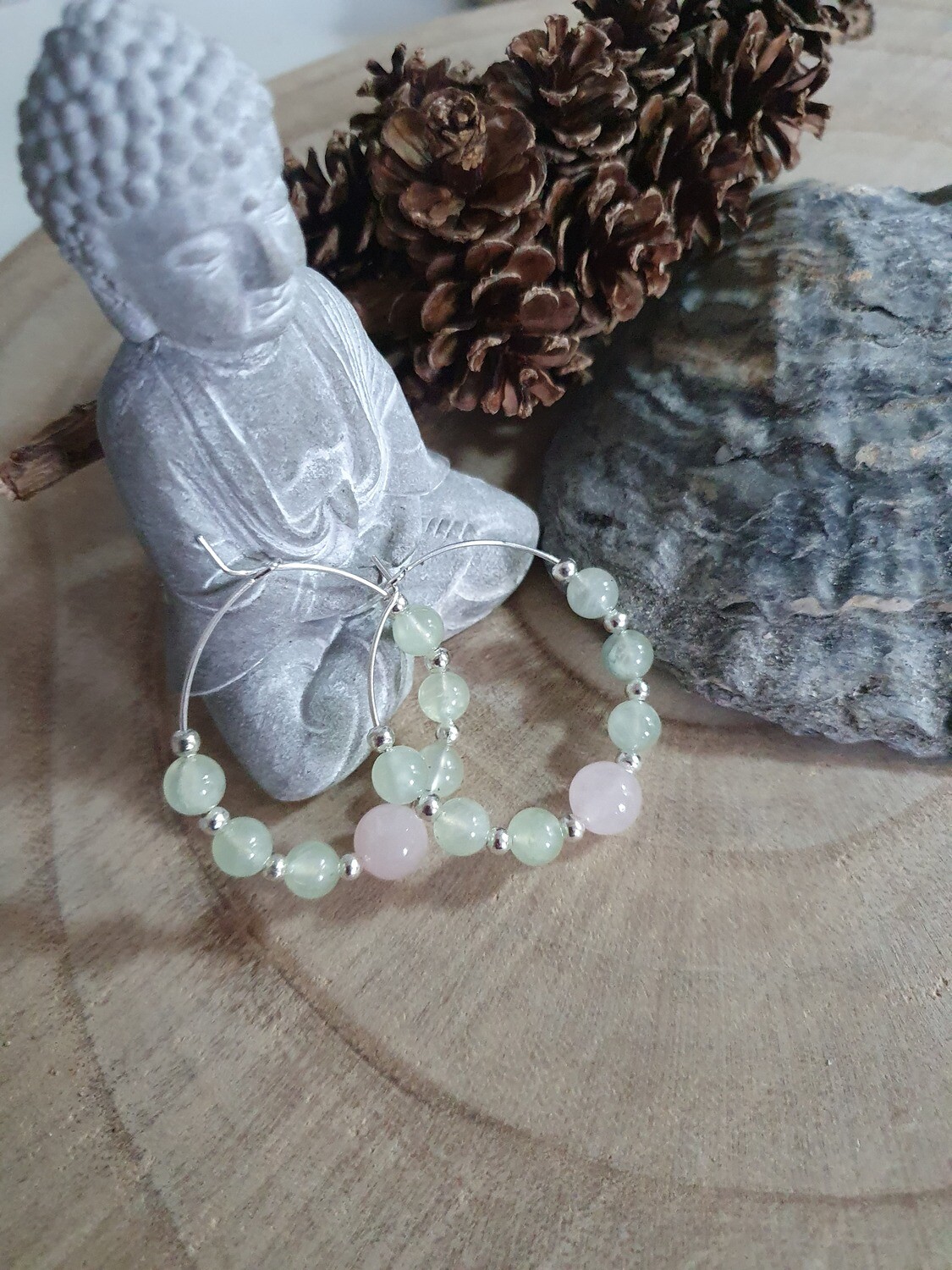 🙏 PRÉHNITE/QUARTZ ROSE 🙏 Créoles en acier inoxydable. Perles en véritable PRÉHNITE et QUARTZ ROSE. Création artisanale. Exemplaire unique.