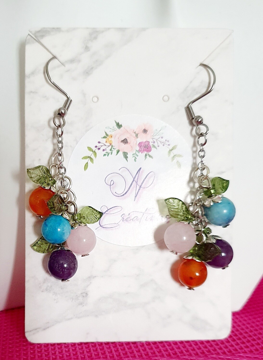 🍇 Tutti frutti 🍇 Boucles d&#39;oreilles chaînettes acier et petites grappes de fruits multicolores. Création artisanale. Exemplaire unique.
