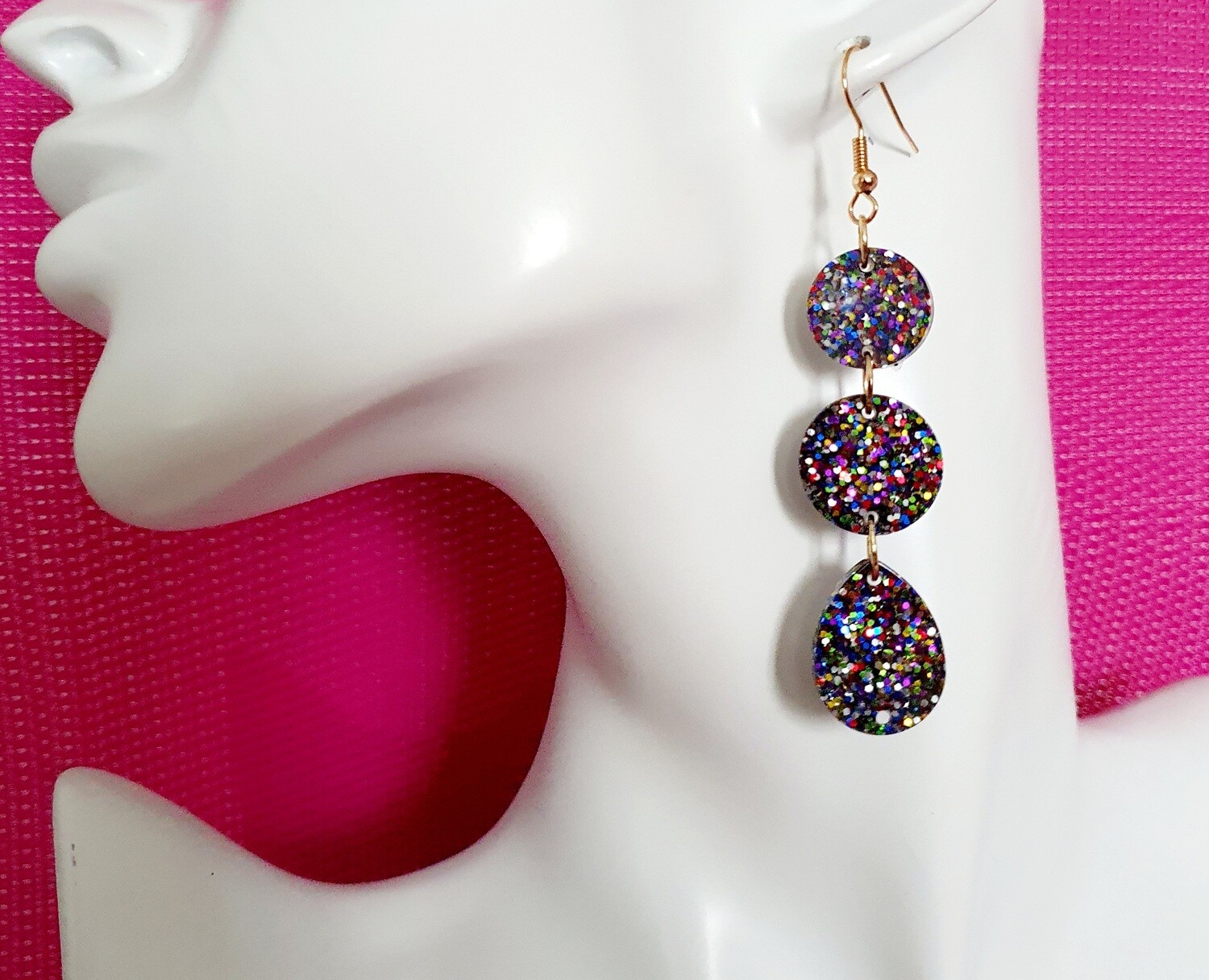 💖 Boucles d&#39;oreilles dorées en résine et paillettes multicolores. Création artisanale. Exemplaire unique.