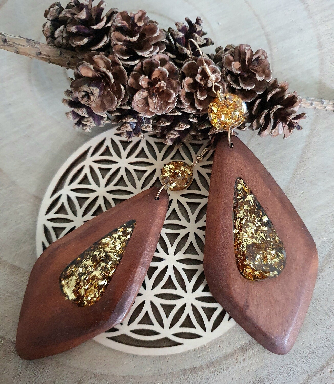 🌞 Collection &quot;Mes belles géantes&quot;🌞
Boucles d&#39;oreilles grands losanges en bois. Résine et feuilles d&#39;or froissées. Création artisanale. Exemplaire unique.