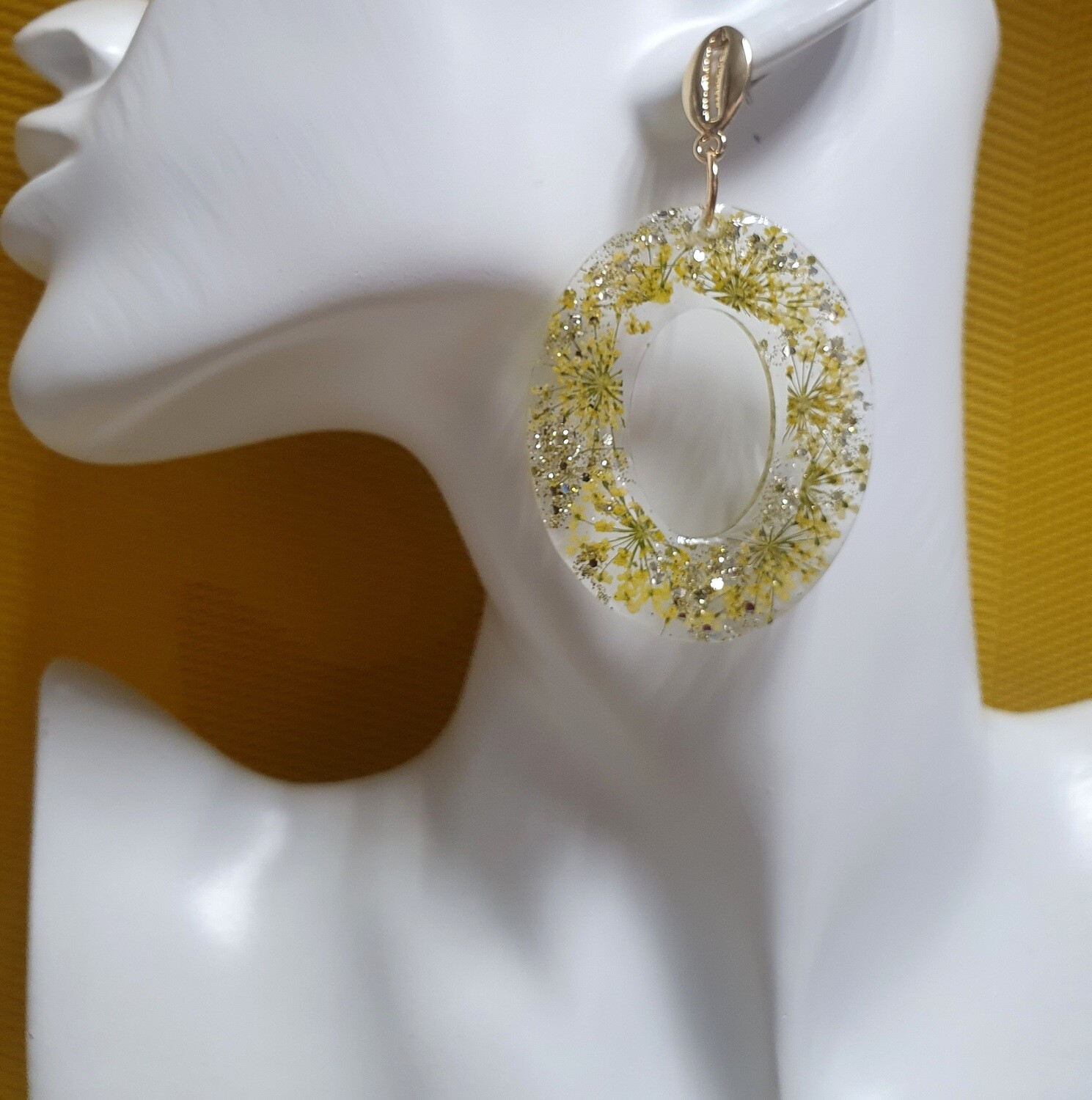 🌼 Bucoliques 🌼 Boucles d&#39;oreilles ovales en résine et véritables petites fleurs séchées jaunes. Création artisanale. Exemplaire unique.