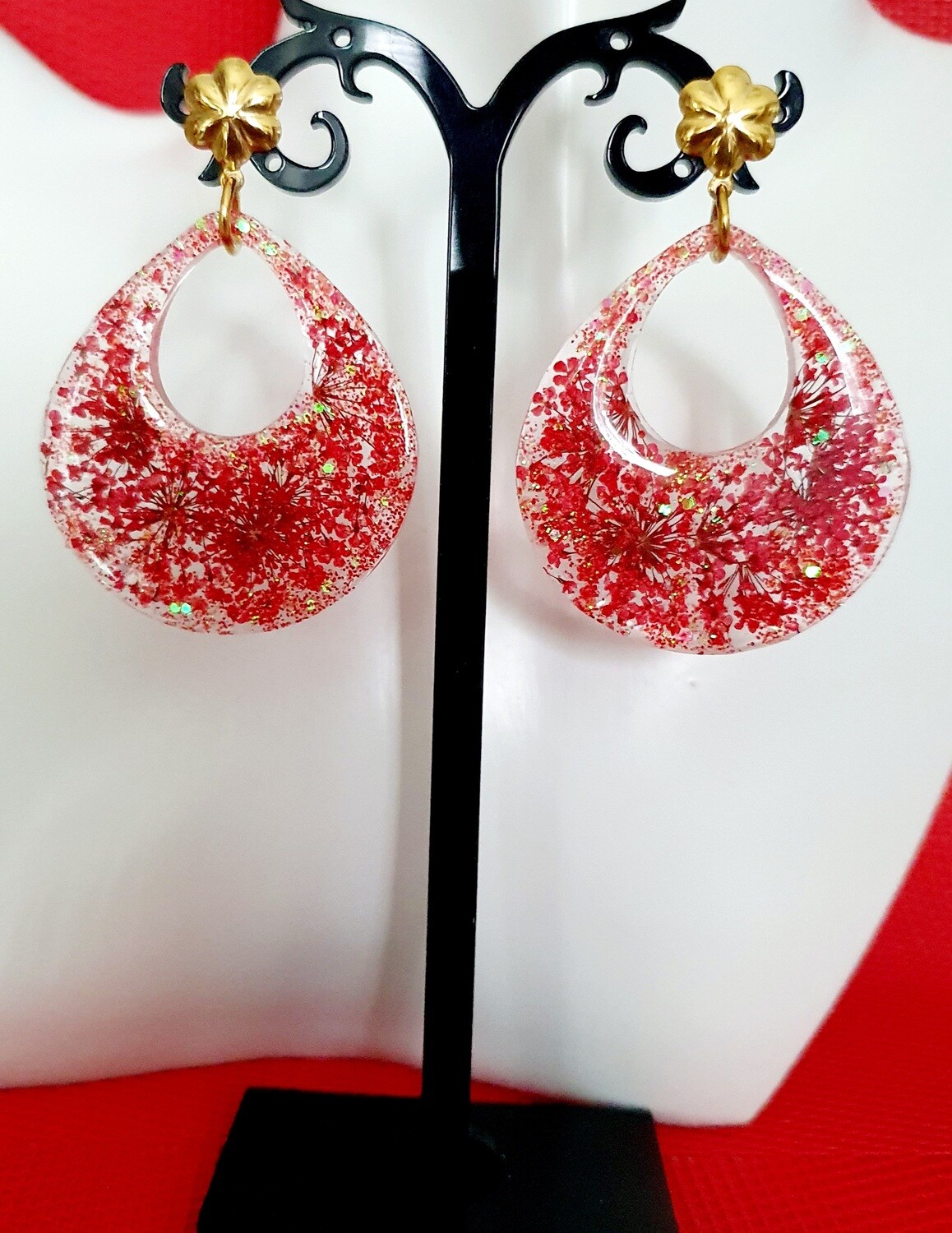 🌸 Printanières 🌸 Boucles d&#39;oreilles gouttes ajourées en résine et véritables petites fleurs séchées roses. Création artisanale. Exemplaire unique.