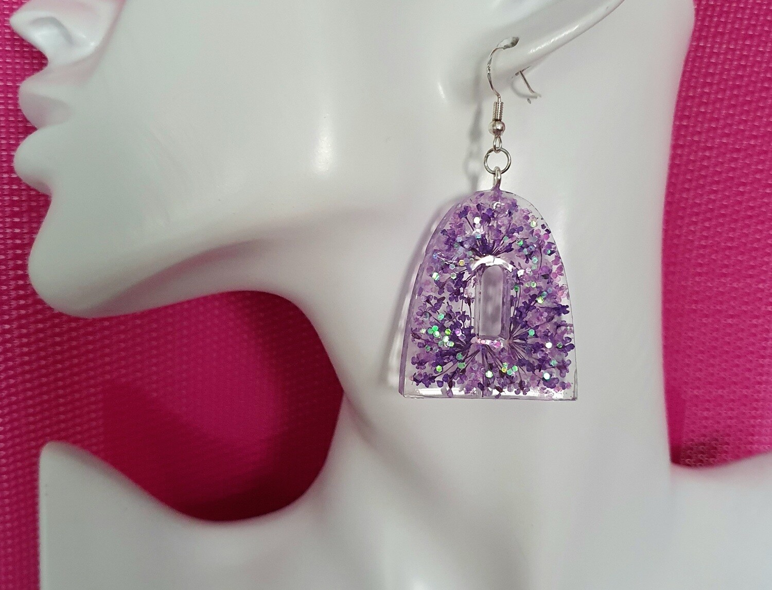 💜🌸Florales 🌸💜 Très jolies boucles d&#39;oreilles en résine transparente et véritables petites fleurs sechées violettes. Création artisanale. Exemplaire unique.