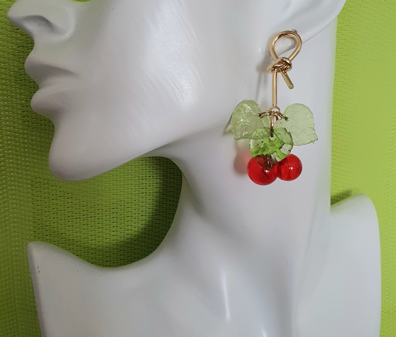 🍒 Cerises🍒 Ravissantes boucles d&#39;oreilles noeuds dorés et cerises. Création artisanale. Exemplaire unique.