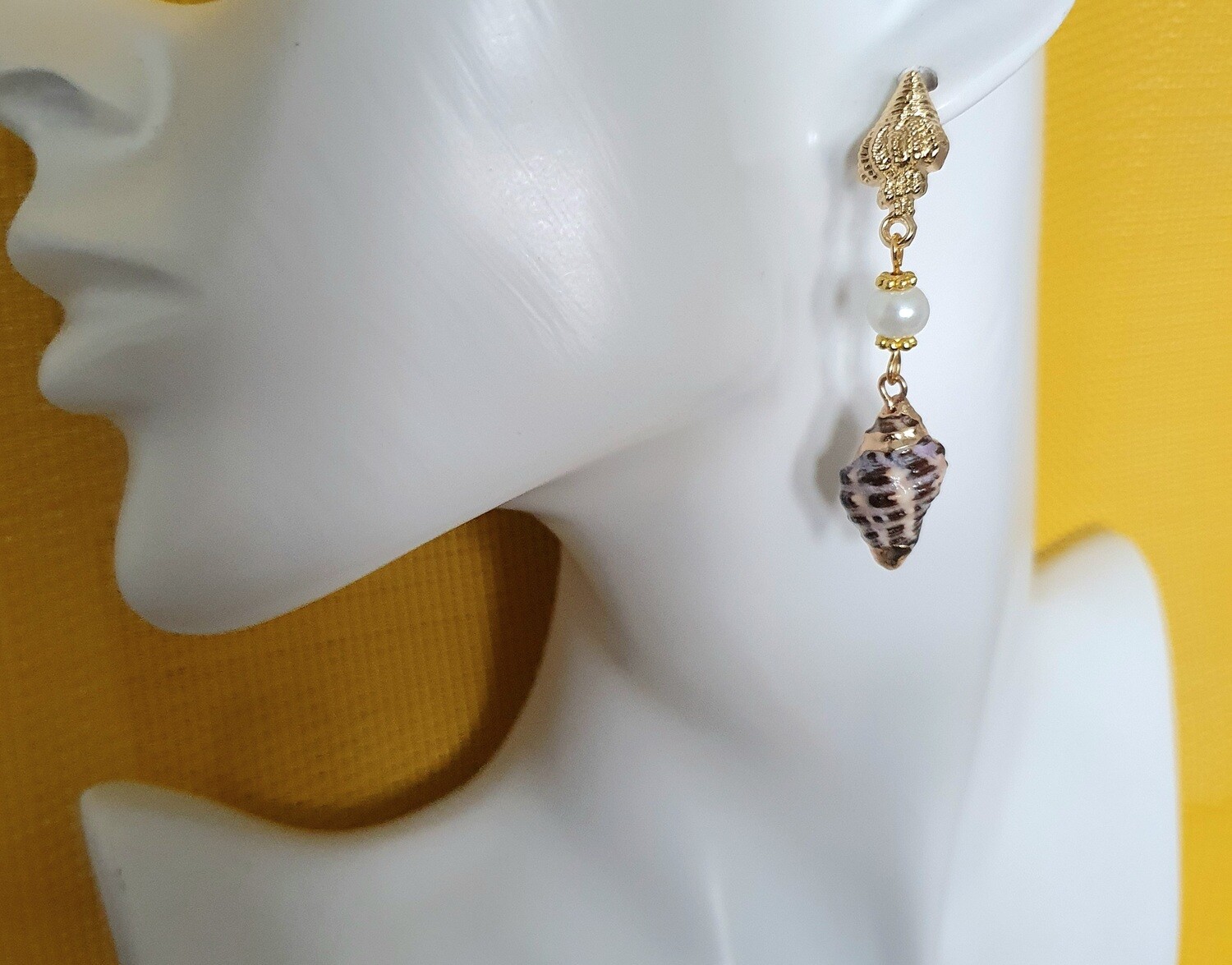 🐚 Coquillages 🐚 Estivales et très élégantes. Boucles d&#39;oreilles dorées. Pendentifs coquillages sertis et perles blanches nacrées. Création artisanale. Exemplaire unique.