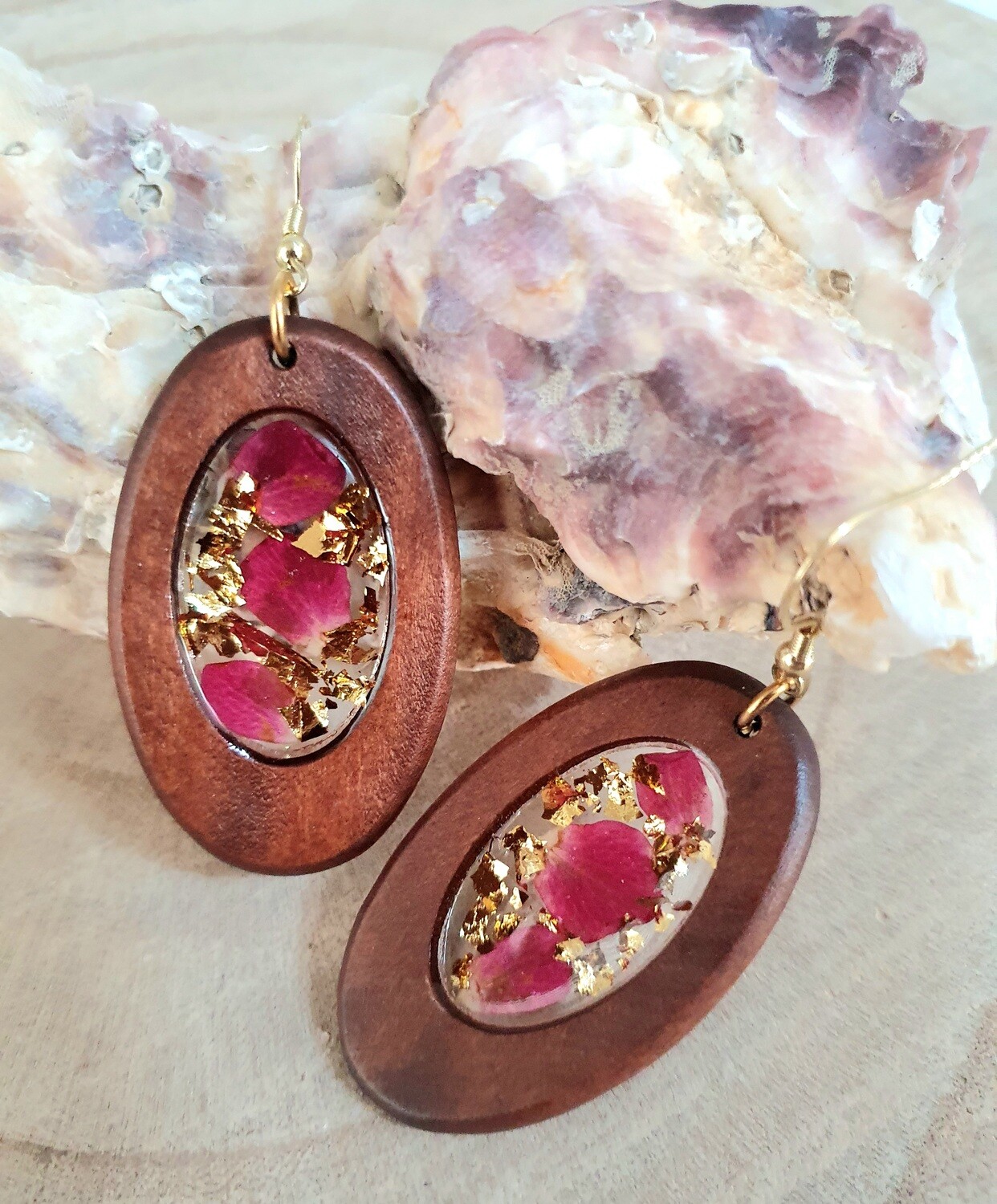 🌹 Pétales de roses 🌹 Bohême. Boucles d&#39;oreilles ovales en bois, résine transparente. Pétales de roses 🌹 séchées et feuilles d&#39;or froissées. Création artisanale. Modèle unique.