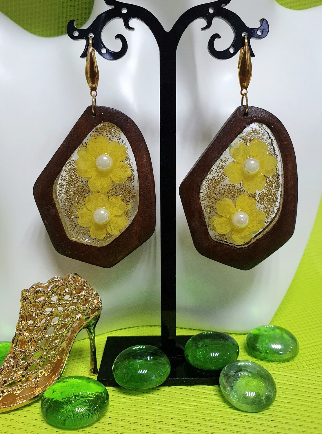 🌼 Jolies boucles d&#39;oreilles en bois. Résine transparente, petites fleurs séchées jaunes 🌼🌼 et poudre d&#39;or pailletée. Demies perles blanches nacrées. Création artisanale. Modèle unique.