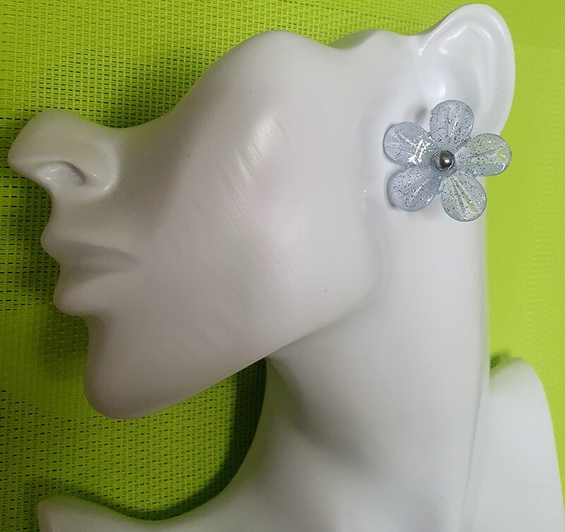 💙 Boutons d&#39;oreilles fleurs en résine bleue azur scintillantes 💙 Existent en rose et jaune pâles. Création artisanale.