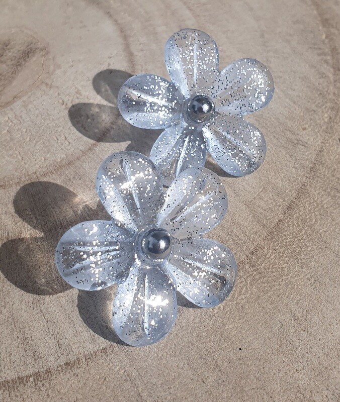 💙 Boutons d'oreilles fleurs en résine bleue azur scintillantes 💙 Existent en rose et jaune pâles. Création artisanale.