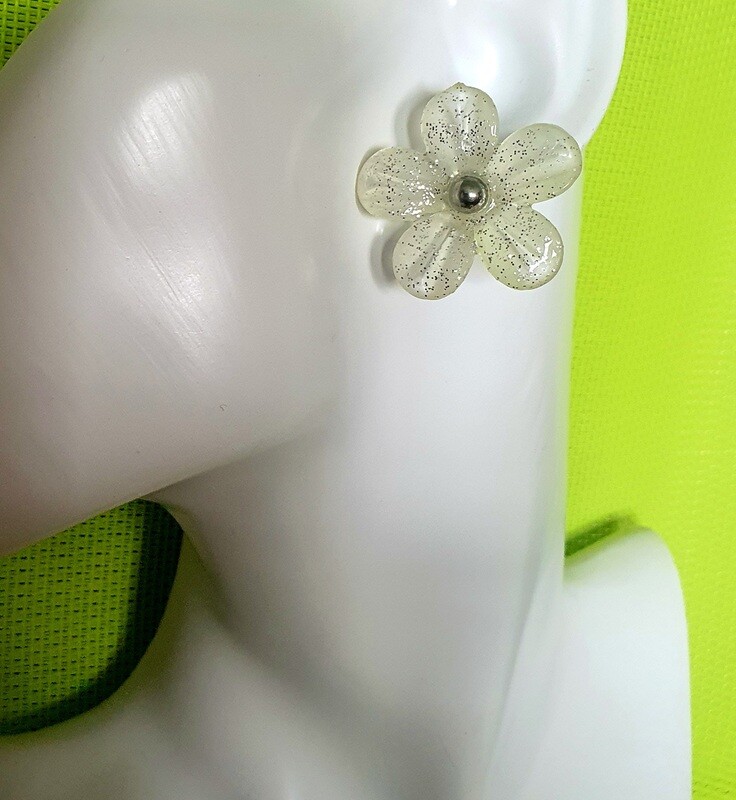 🌼 Boutons d'oreilles fleurs en résine jaune pâle scintillantes 🌼 Existent en rose pâle et bleu azur. Création artisanale.