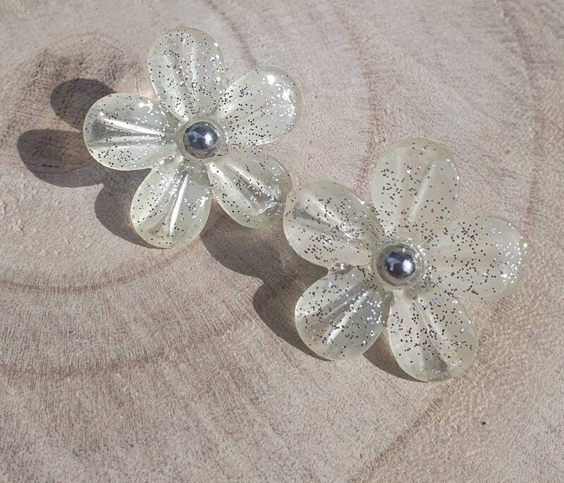 🌼 Boutons d&#39;oreilles fleurs en résine jaune pâle scintillantes 🌼 Existent en rose pâle et bleu azur. Création artisanale.