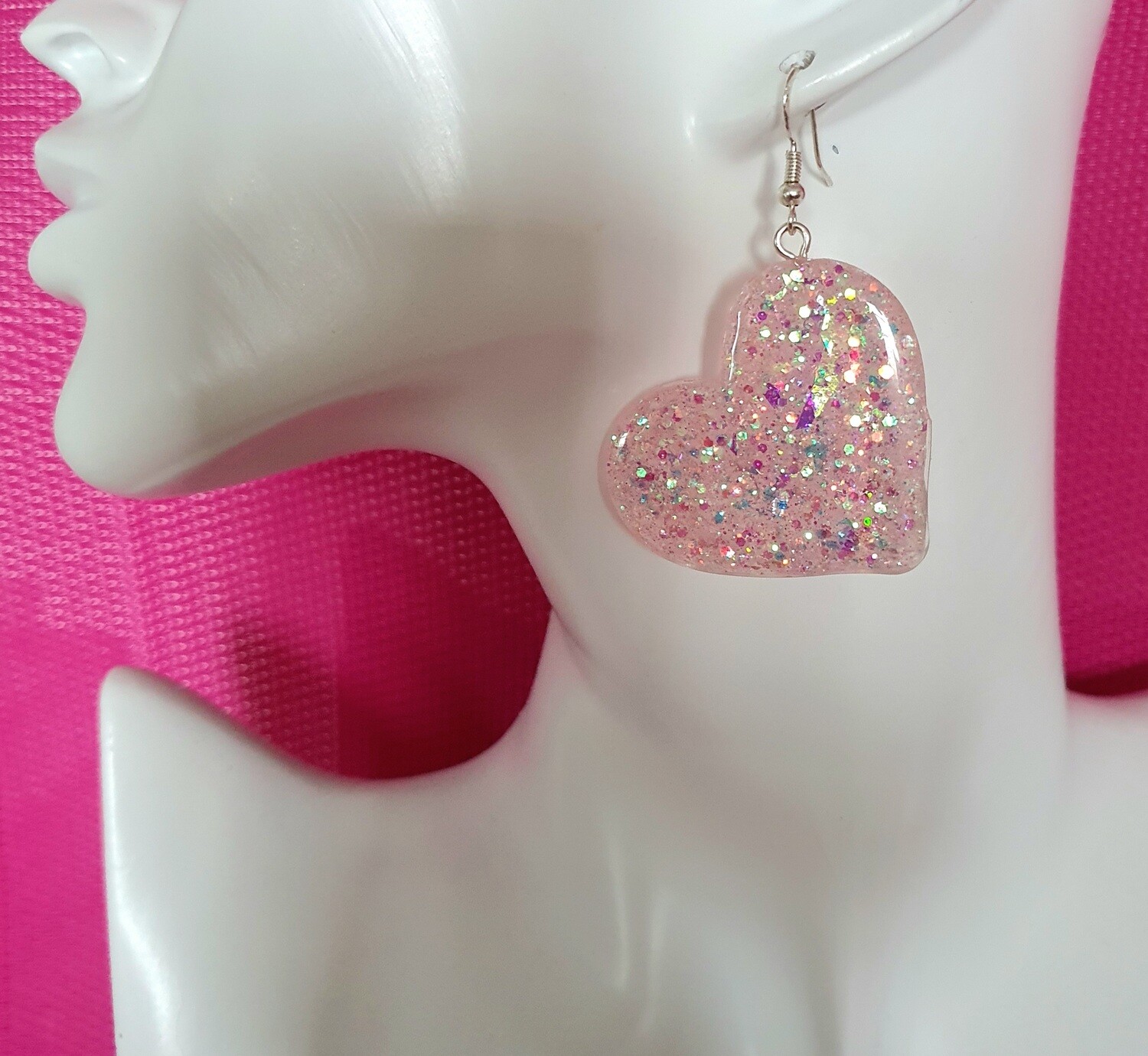 💖 Boucles d&#39;oreilles grands cœurs en résine rose, paillettes holographiques. Création artisanale. Modèle unique.